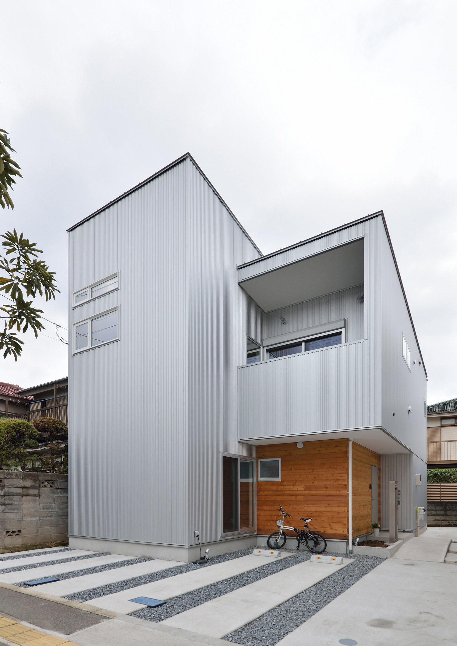 デザイン住宅建築実例_外観・注文住宅『CASE492 スチールと木の家』の建築実例・施⼯例の写真・建物外観全体 注文住宅・デザイン住宅建築実例_『CASE492 スチールと木の家』_外観