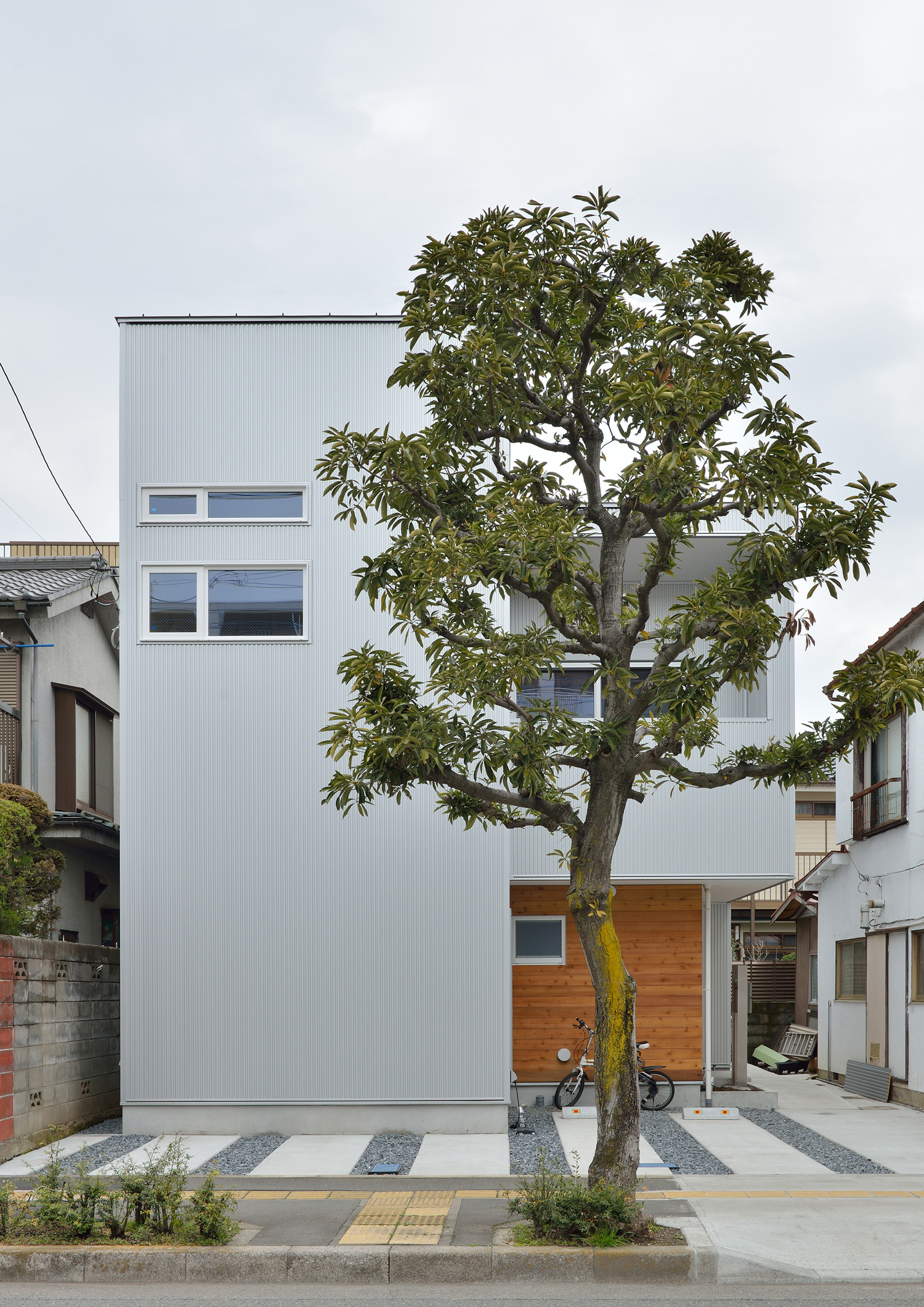 家の前に大きな街路樹があるガルバリウム鋼板の外壁の家・デザイン住宅 注文住宅・デザイン住宅建築実例_『CASE492 スチールと木の家』_外観