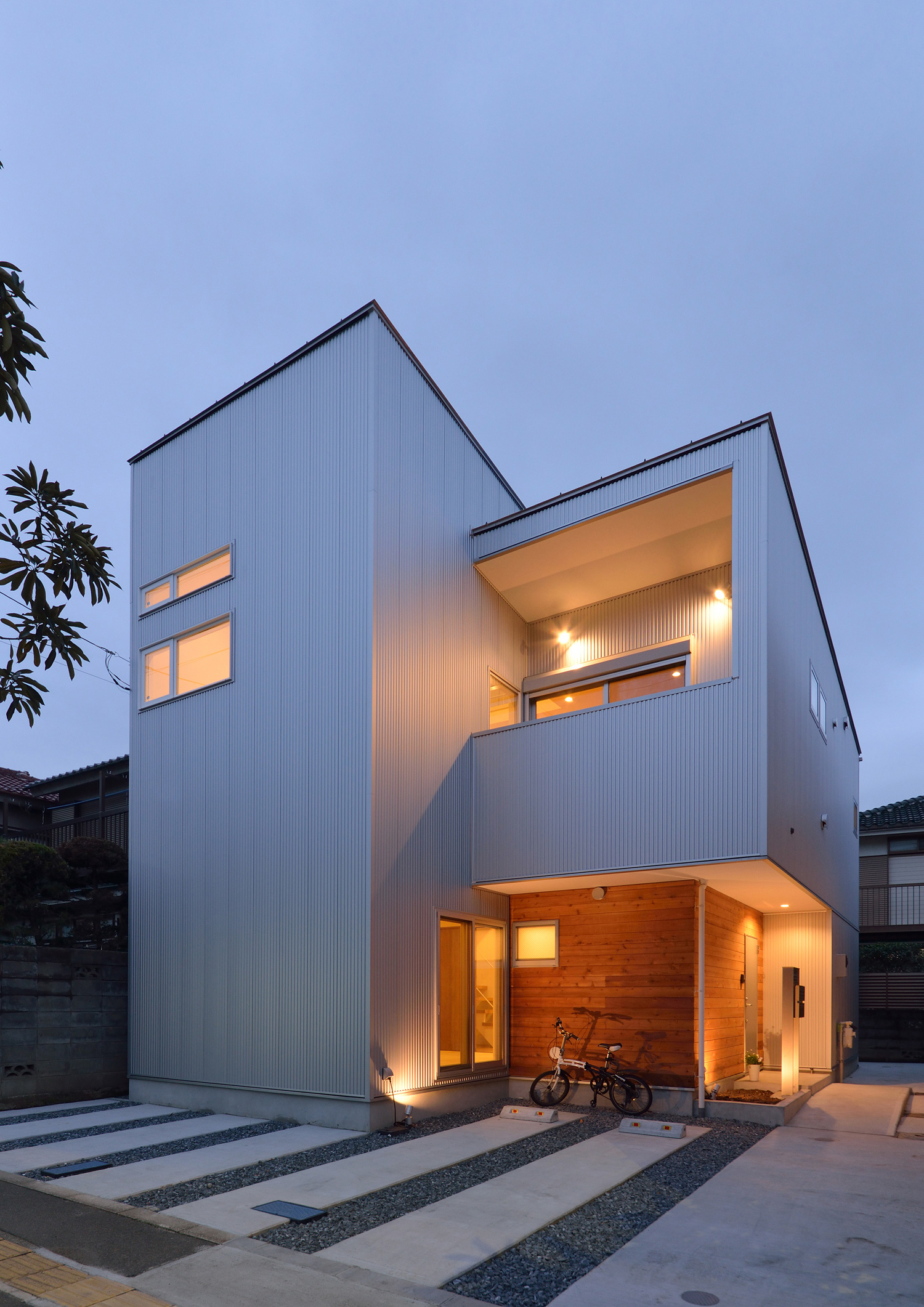 ガルバリウム鋼板の外壁でスクエアな外観のスタイリッシュな家・デザイン住宅 注文住宅・デザイン住宅建築実例_『CASE492 スチールと木の家』_外観