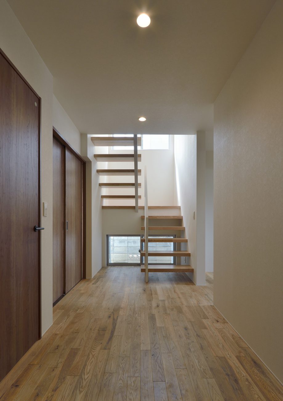 正面にスケルトン階段がある玄関・デザイン住宅 注文住宅・デザイン住宅建築実例_『CASE492 スチールと木の家』_玄関