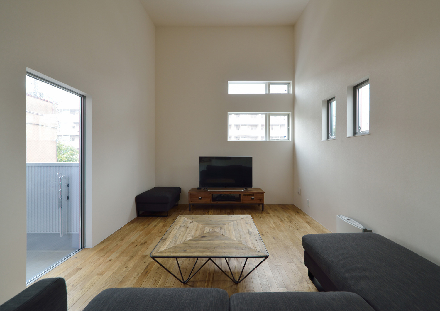 バルコニーに面した窓がある開放感のあるLDK・デザイン住宅 注文住宅・デザイン住宅建築実例_『CASE492 スチールと木の家』_LDK