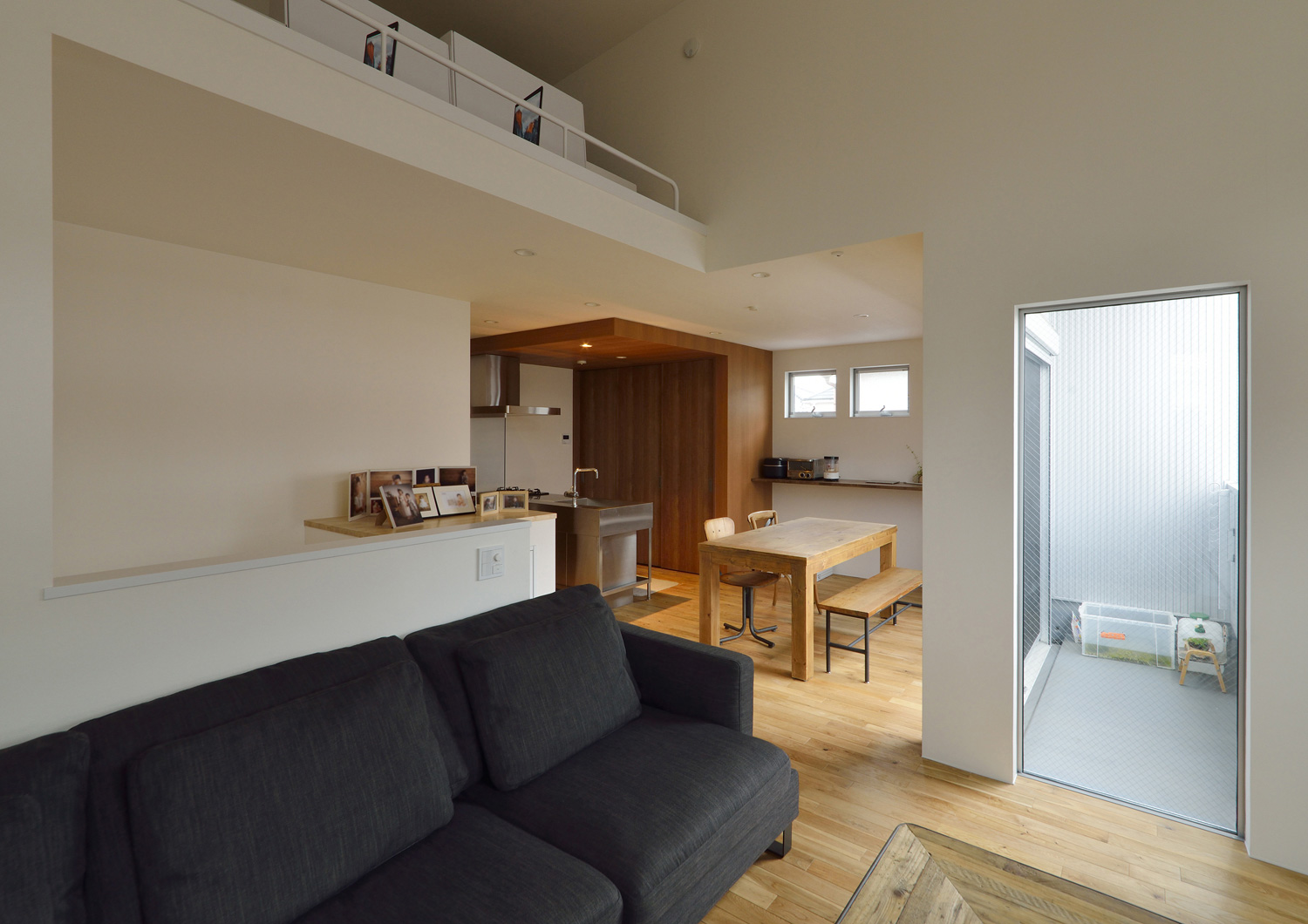 バルコニーを囲むように窓を設けた明るいLDK・デザイン住宅 注文住宅・デザイン住宅建築実例_『CASE492 スチールと木の家』_LDK