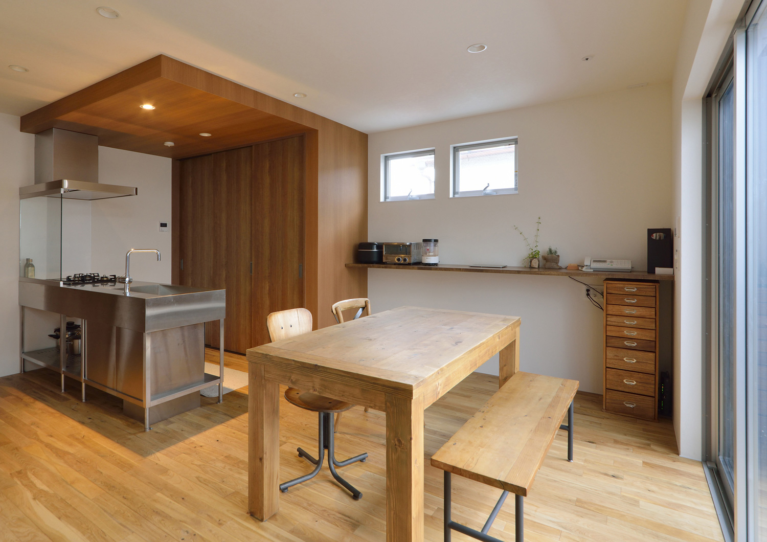 木のインテリアを使ったシンプルで温かみのあるLDK・デザイン住宅 注文住宅・デザイン住宅建築実例_『CASE492 スチールと木の家』_LDK