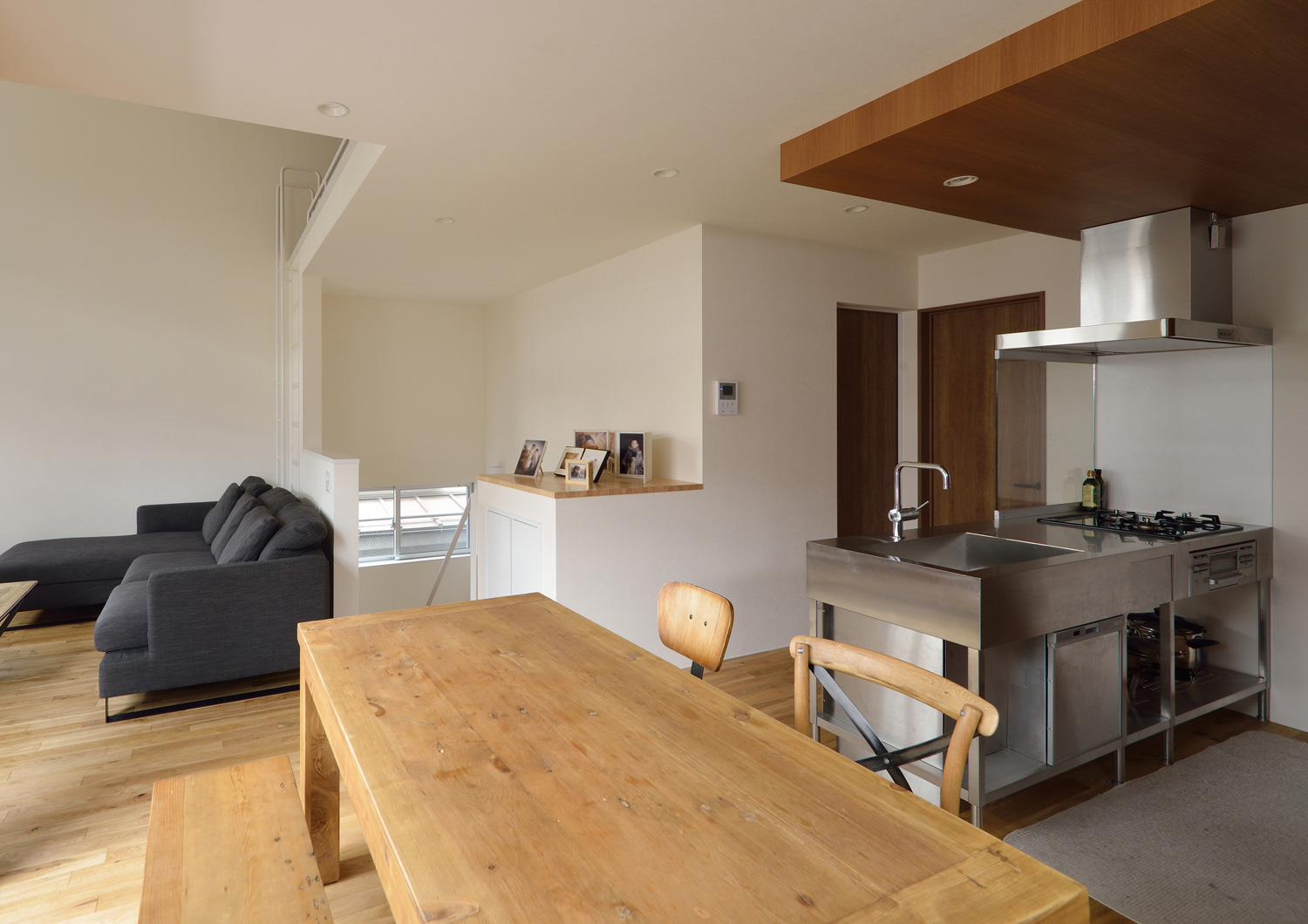 ステンレスのキッチンや木のダイニングテーブルがあるナチュラルなLDK・デザイン住宅 注文住宅・デザイン住宅建築実例_『CASE492 スチールと木の家』_LDK