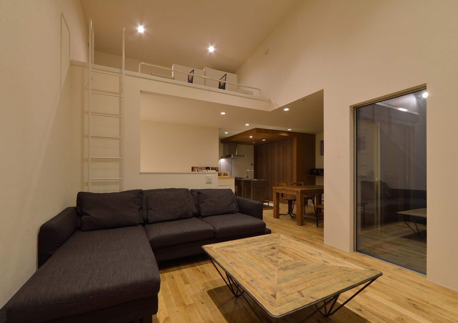 ダウンライトを取り付けたL字ソファーのあるおしゃれなLDK・デザイン住宅 注文住宅・デザイン住宅建築実例_『CASE492 スチールと木の家』_LDK