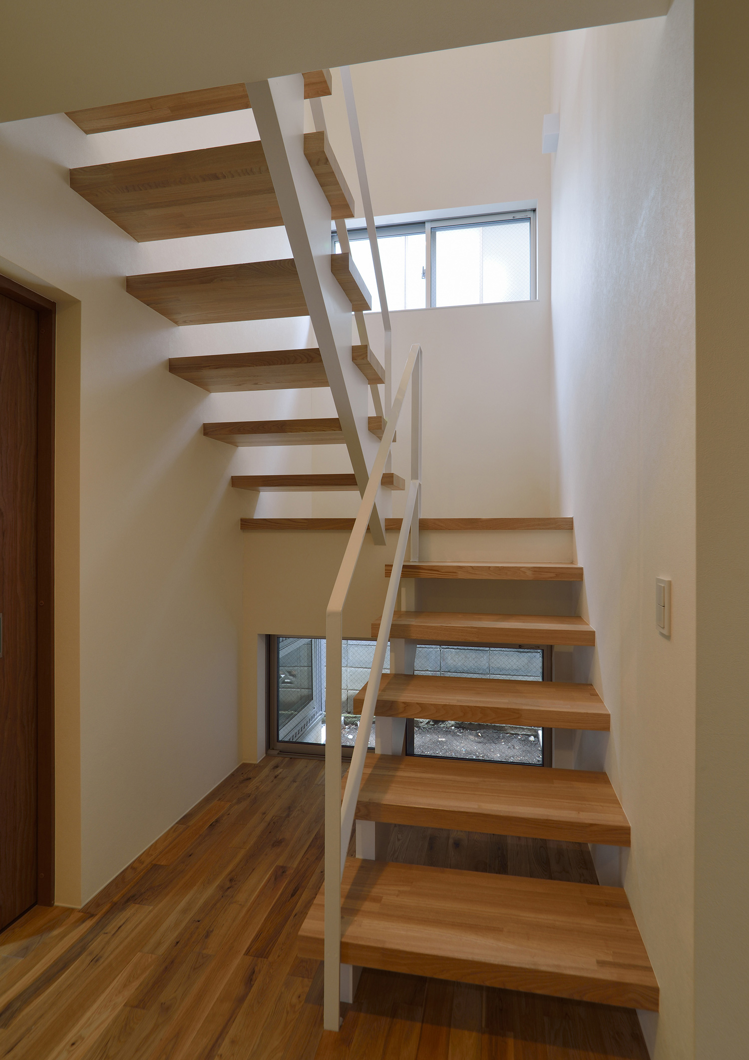 地窓やスリット窓から光が入るスケルトン階段・デザイン住宅 注文住宅・デザイン住宅建築実例_『CASE492 スチールと木の家』_階段