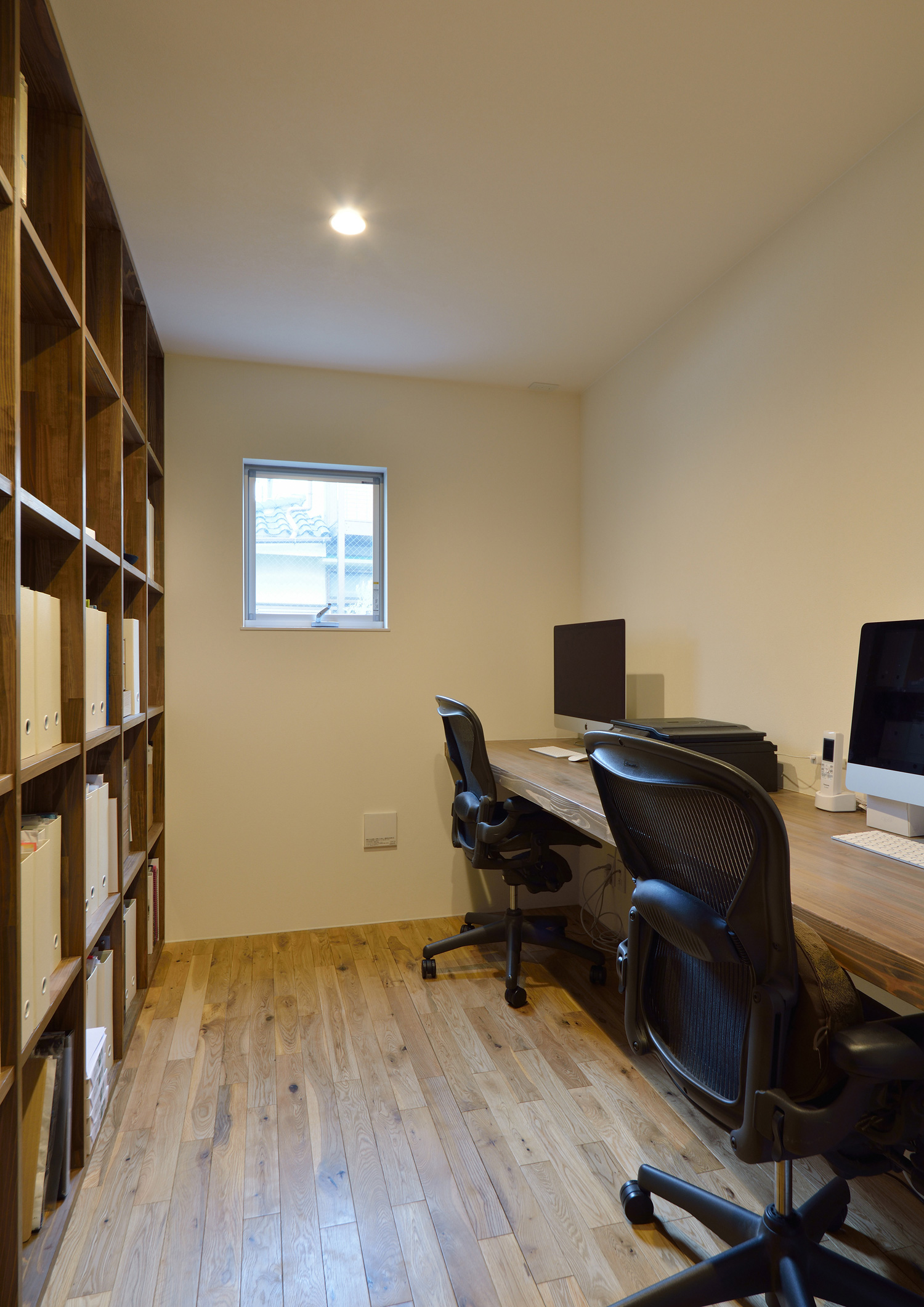 壁付けデスクや壁付け棚があるシンプルで広い書斎・デザイン住宅 注文住宅・デザイン住宅建築実例_『CASE492 スチールと木の家』_書斎