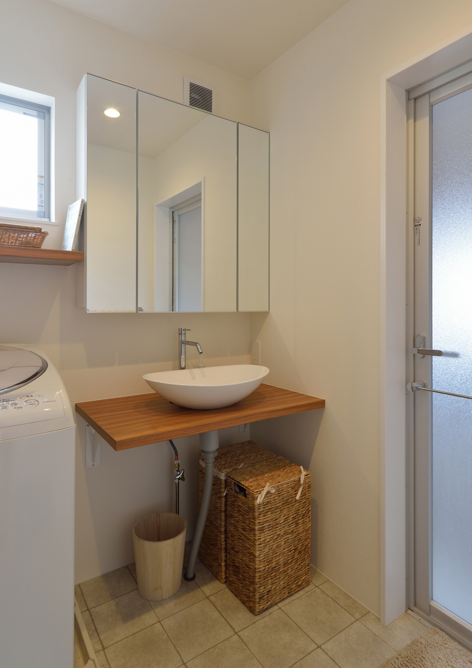 ミラーキャビネットがあるシンプルな洗面所・デザイン住宅 注文住宅・デザイン住宅建築実例_『CASE492 スチールと木の家』_浴室・洗面所