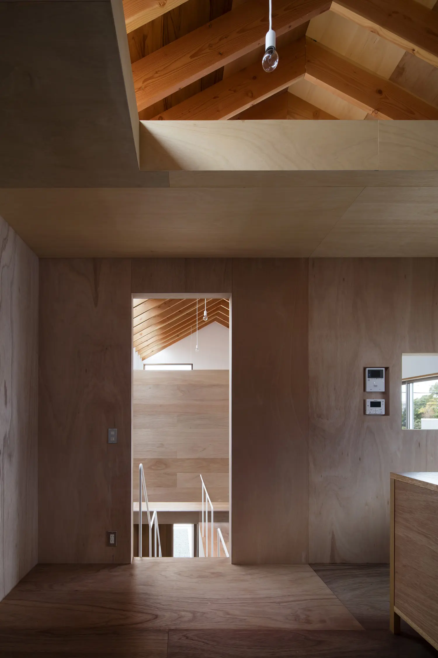 外や他の部屋との繋がりを感じるキッチンエリア