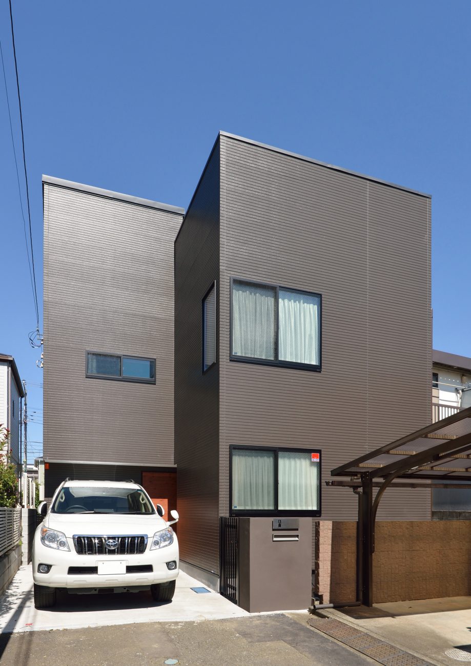 デザイン住宅建築実例_外観・注文住宅『CASE494 terracotta house』の建築実例・施⼯例の写真・建物外観全体 注文住宅・デザイン住宅建築実例_『CASE494 terracotta house』_外観