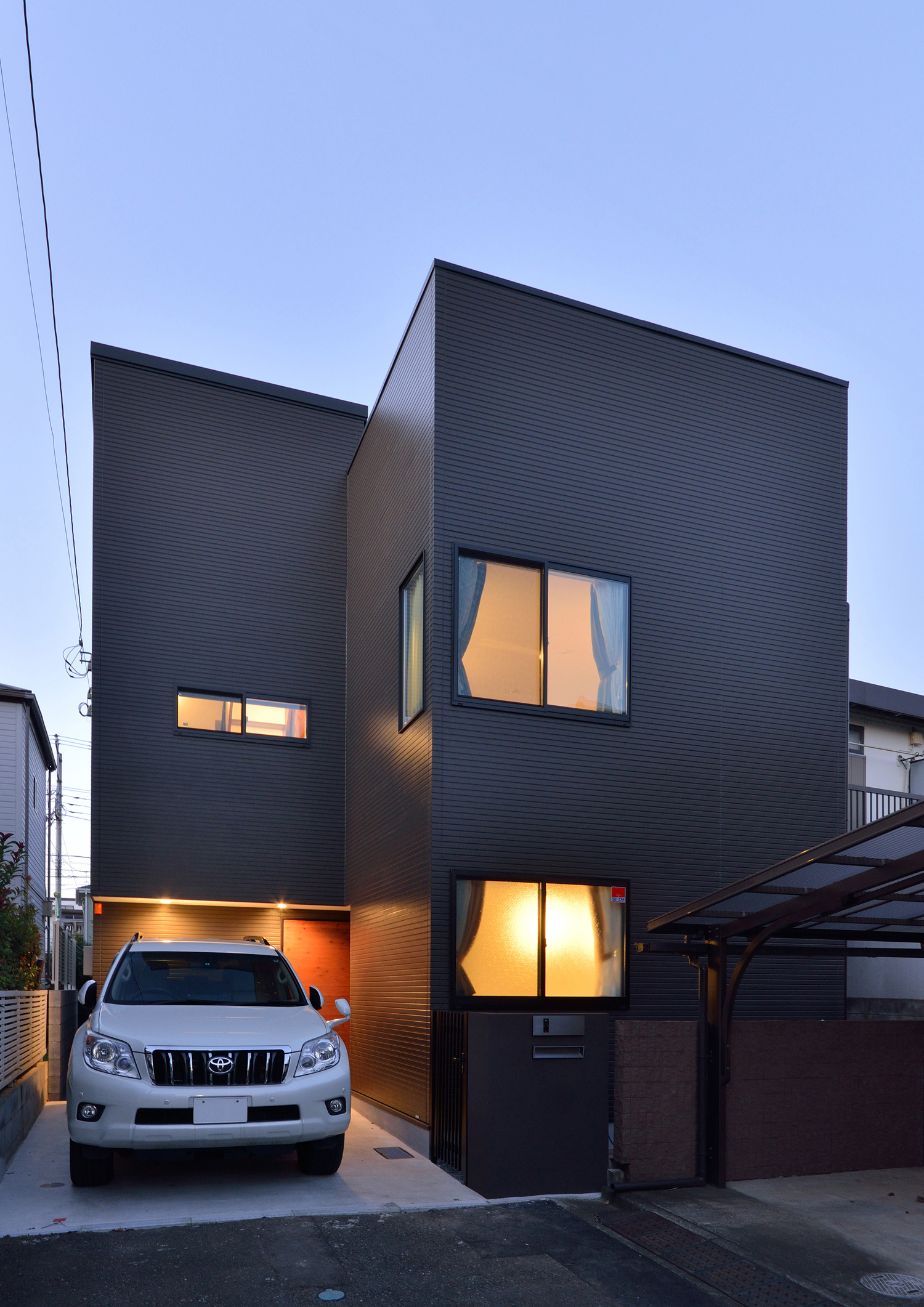 駐車スペースがあるシンプルなスクエアな外観の住まい・デザイン住宅 注文住宅・デザイン住宅建築実例_『CASE494 terracotta house』_外観