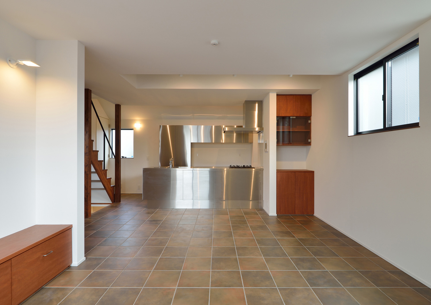 ステンレスのペニンシュラキッチンがあるおしゃれなLDK・デザイン住宅 注文住宅・デザイン住宅建築実例_『CASE494 terracotta house』_LDK