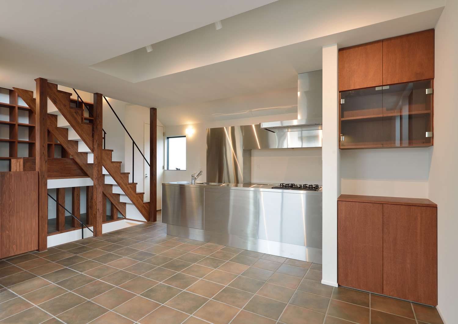 天井や壁に間接照明を取り付けた白い壁でテラコッタタイル床のLDK・デザイン住宅 注文住宅・デザイン住宅建築実例_『CASE494 terracotta house』_LDK