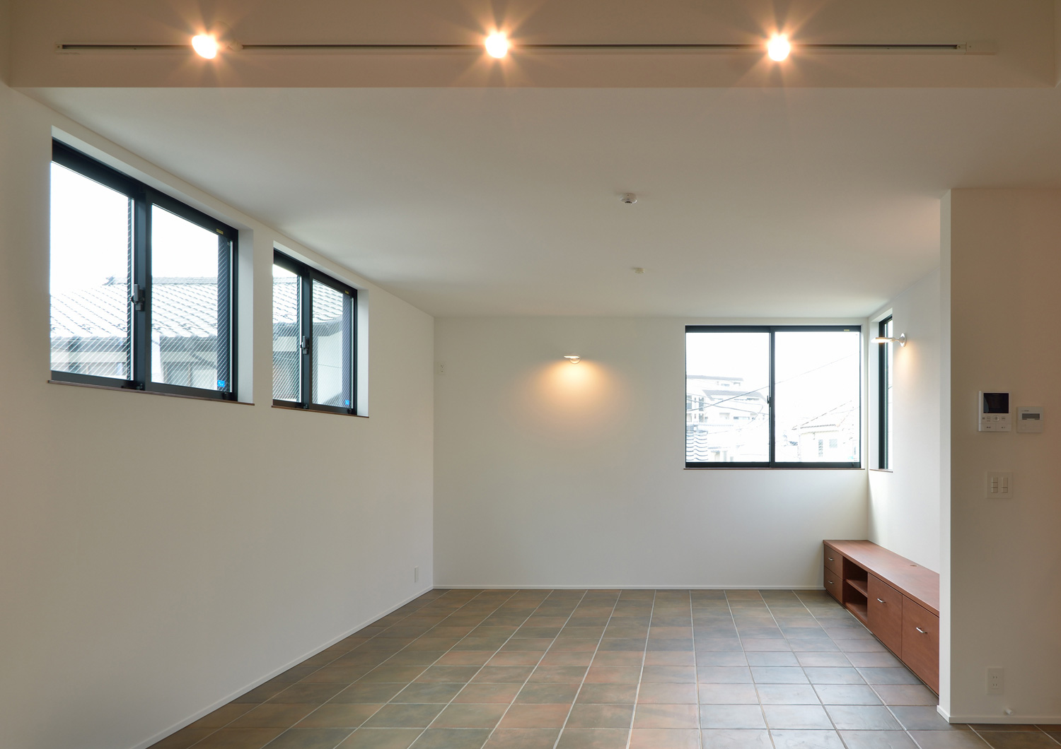 造作ベンチのあるアンティーク調のLDK・デザイン住宅 注文住宅・デザイン住宅建築実例_『CASE494 terracotta house』_LDK