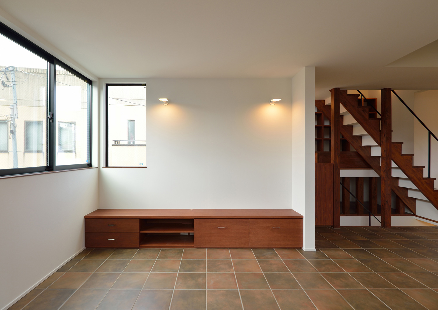 ステンレスのペニンシュラキッチンがあるテラコッタタイルの可愛らしいLDK・デザイン住宅 注文住宅・デザイン住宅建築実例_『CASE494 terracotta house』_LDK