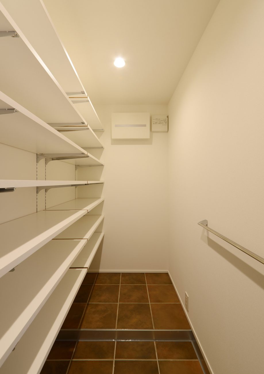 壁付けの可動棚があるウォークスルータイプのシューズインクローゼット・デザイン住宅 注文住宅・デザイン住宅建築実例_『CASE494 terracotta house』_玄関