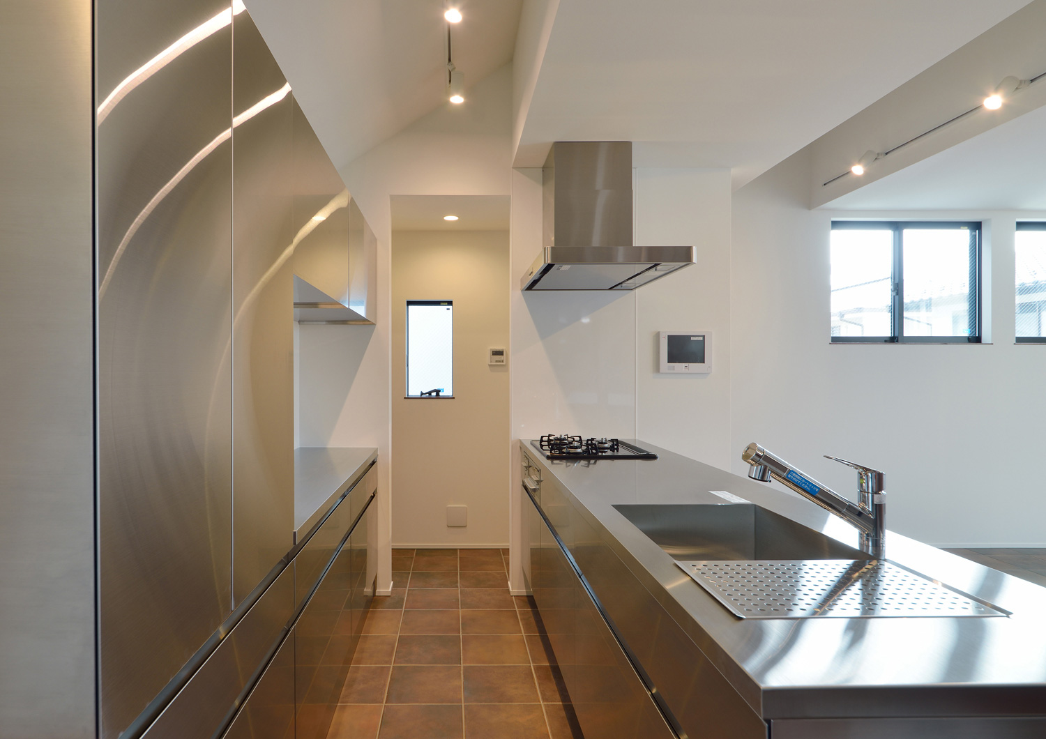 ステンレスで統一されたキッチンとカップボードがあるLDK・デザイン住宅 注文住宅・デザイン住宅建築実例_『CASE494 terracotta house』_キッチン