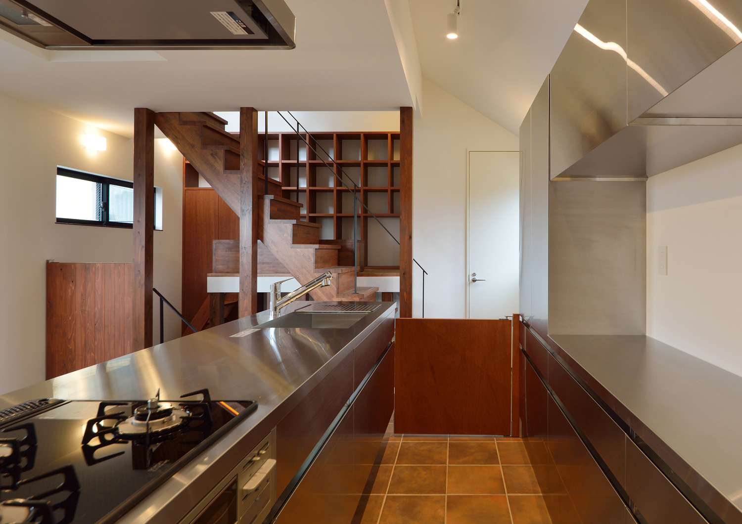 家具を明るいブラウンで統一したLDK・デザイン住宅 注文住宅・デザイン住宅建築実例_『CASE494 terracotta house』_キッチン