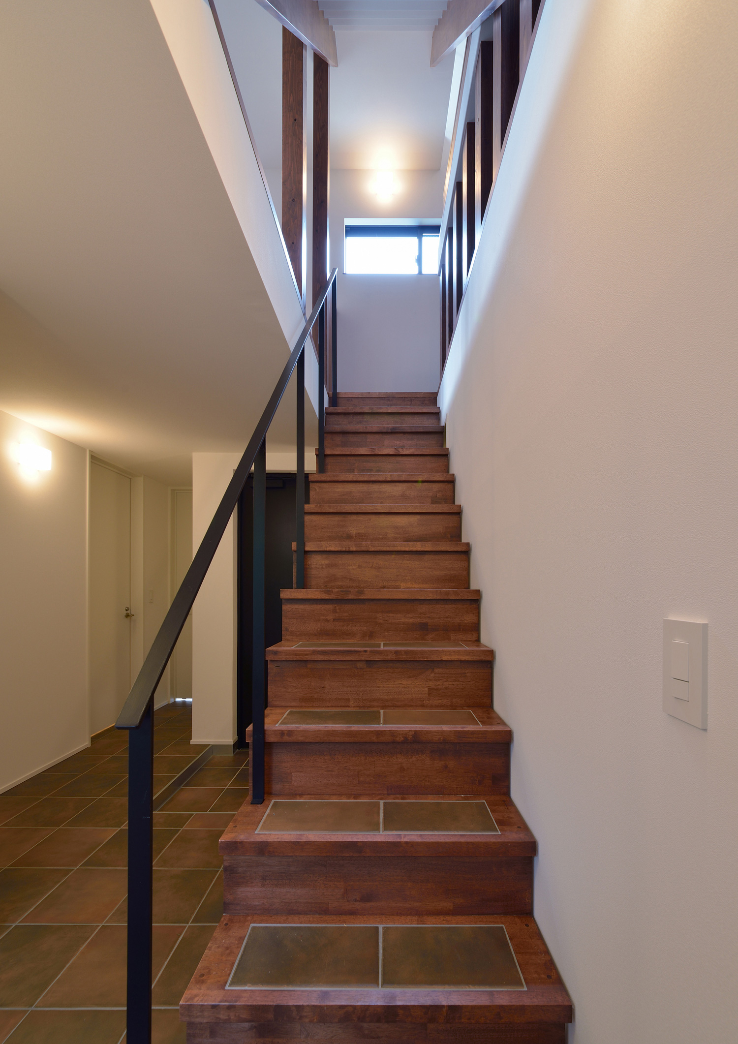 テラコッタタイルを取り入れた明るいブラウンの階段・デザイン住宅 注文住宅・デザイン住宅建築実例_『CASE494 terracotta house』_階段