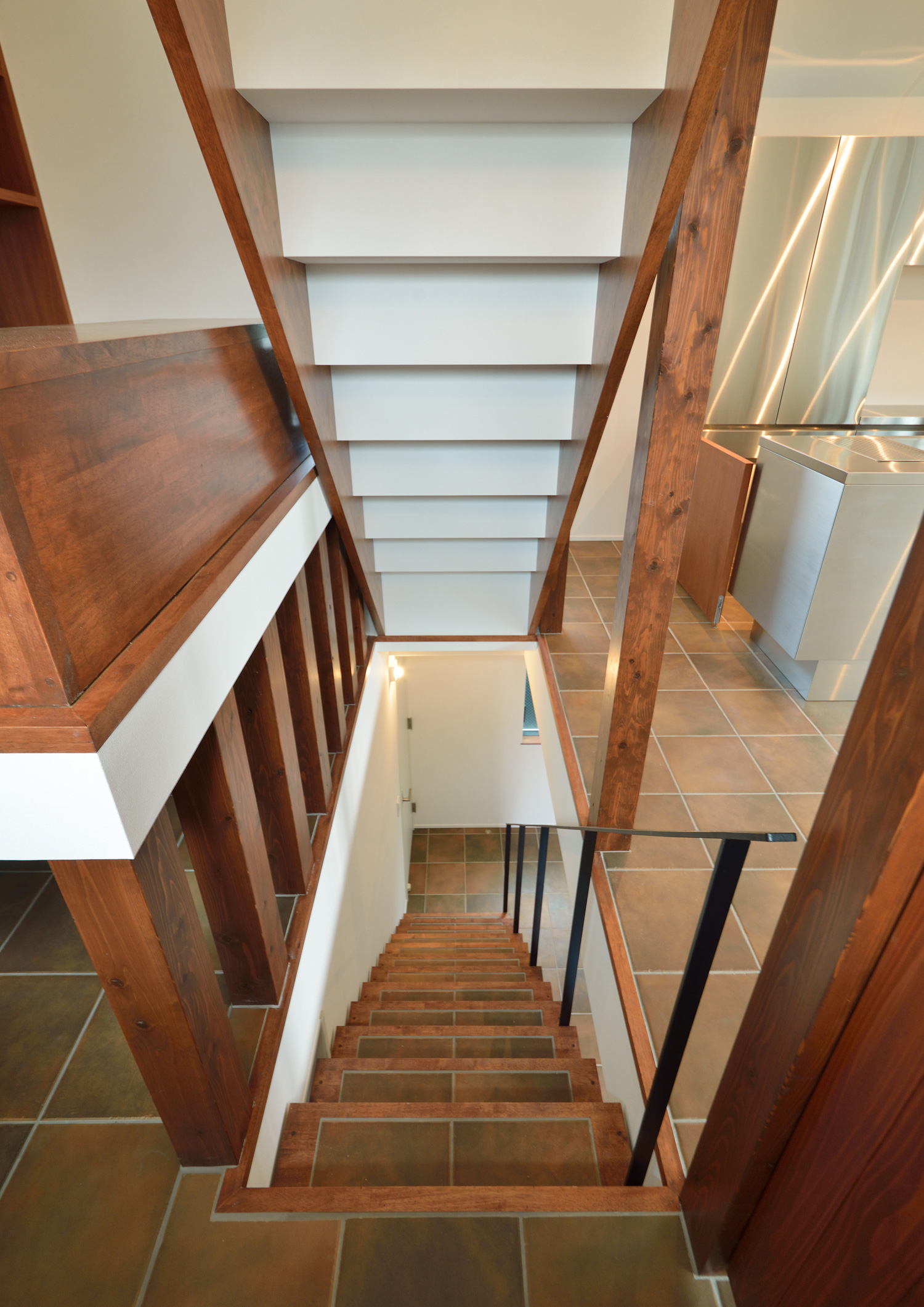 テラコッタタイルと木材の階段・デザイン住宅 注文住宅・デザイン住宅建築実例_『CASE494 terracotta house』_階段