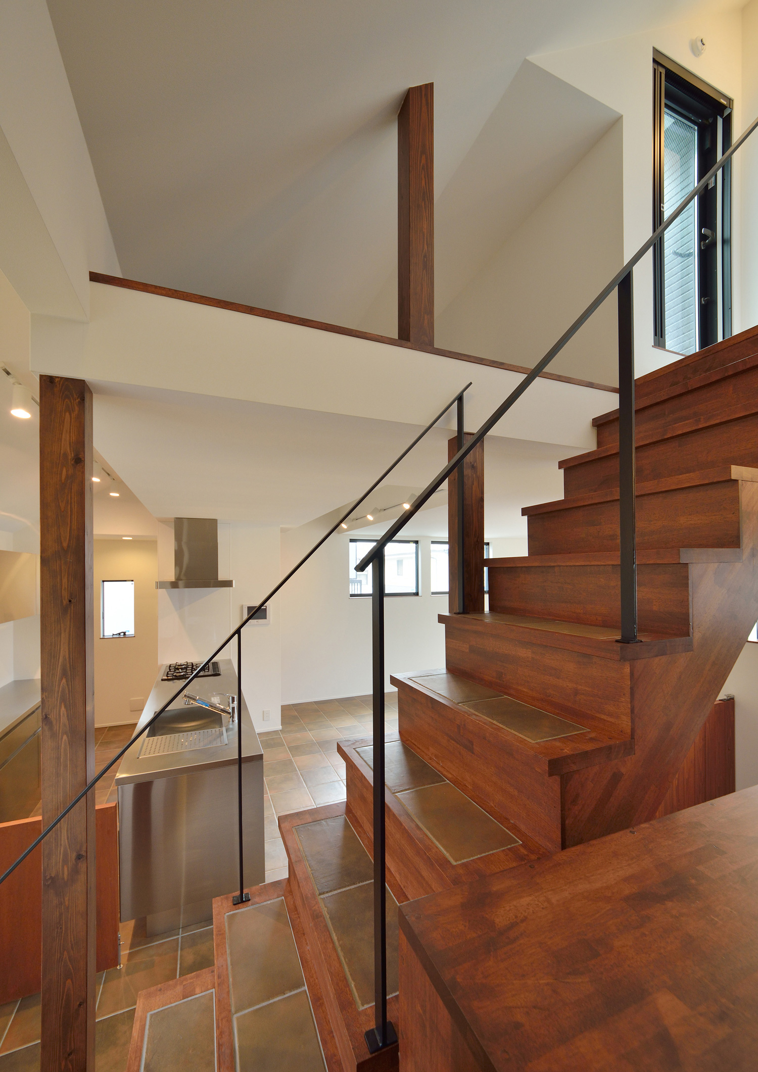 アイアンの手すりを取り付けた木製のリビングイン階段・デザイン住宅 注文住宅・デザイン住宅建築実例_『CASE494 terracotta house』_階段