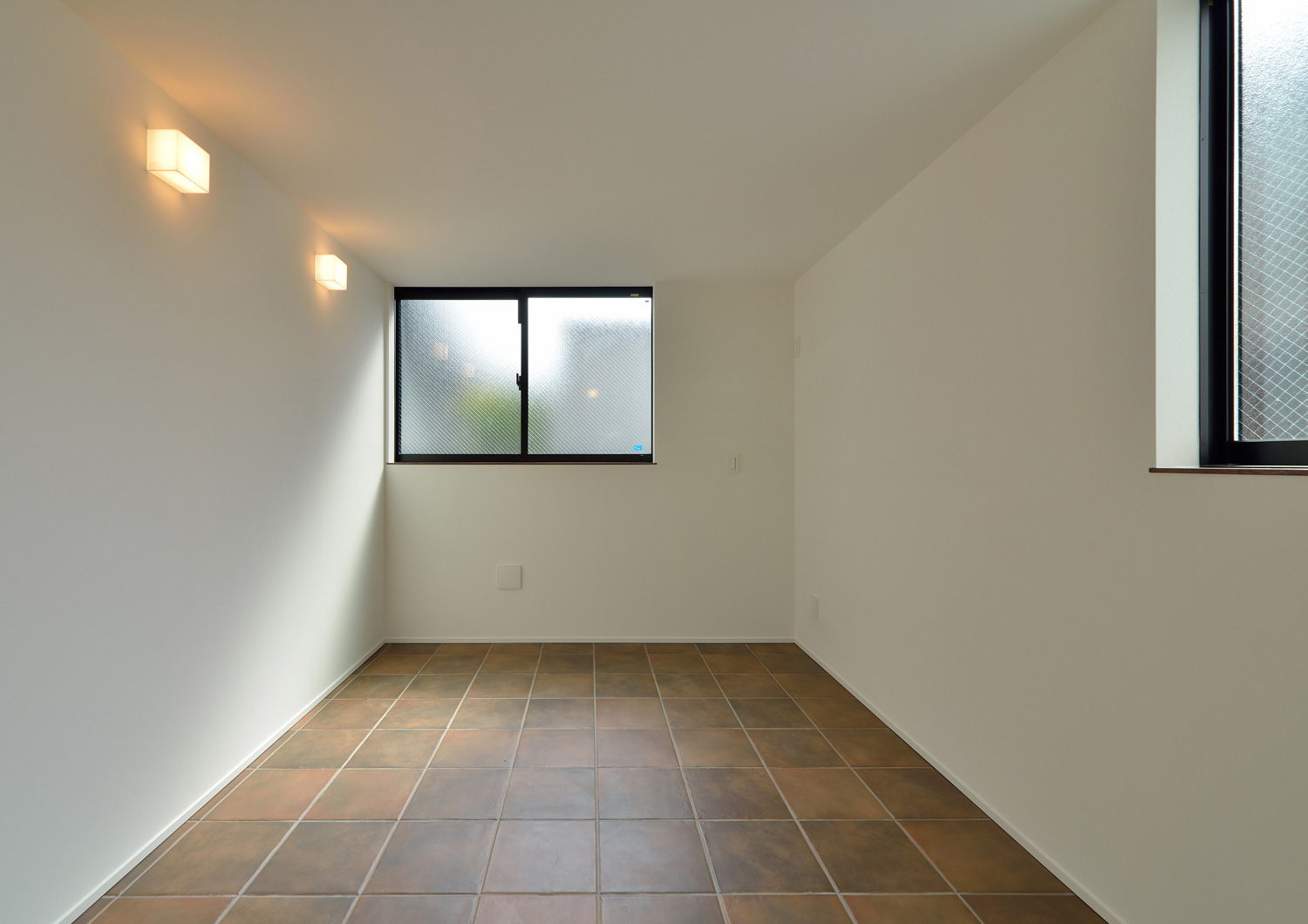 壁に間接照明を取り付けたテラコッタタイルの部屋・デザイン住宅 注文住宅・デザイン住宅建築実例_『CASE494 terracotta house』_寝室