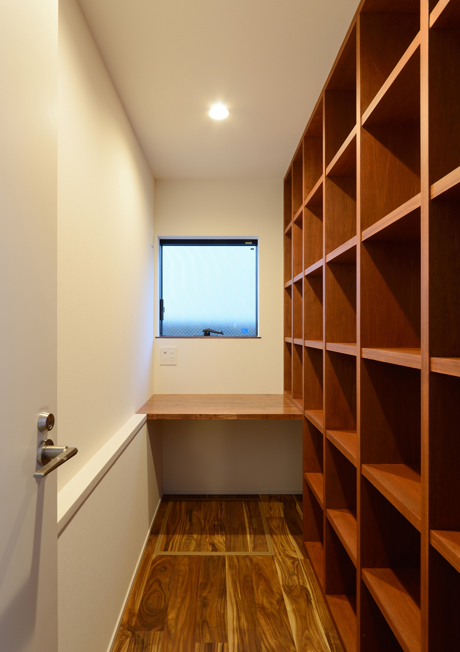 壁に間接照明を取り付けたテラコッタタイルの部屋・デザイン住宅 注文住宅・デザイン住宅建築実例_『CASE494 terracotta house』_寝室