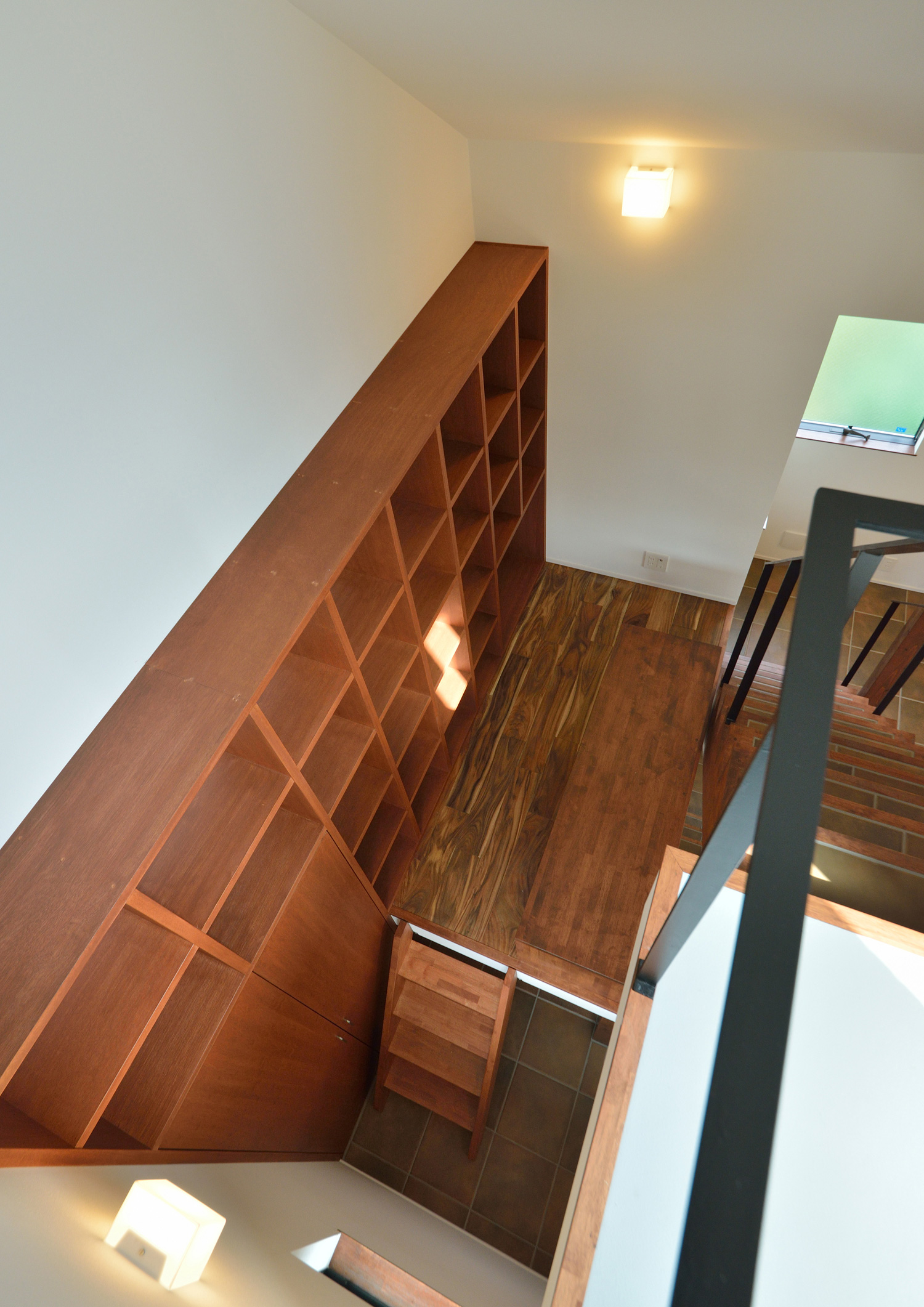 フローリングで木材の壁面収納があるおしゃれな書斎・デザイン住宅 注文住宅・デザイン住宅建築実例_『CASE494 terracotta house』_書斎