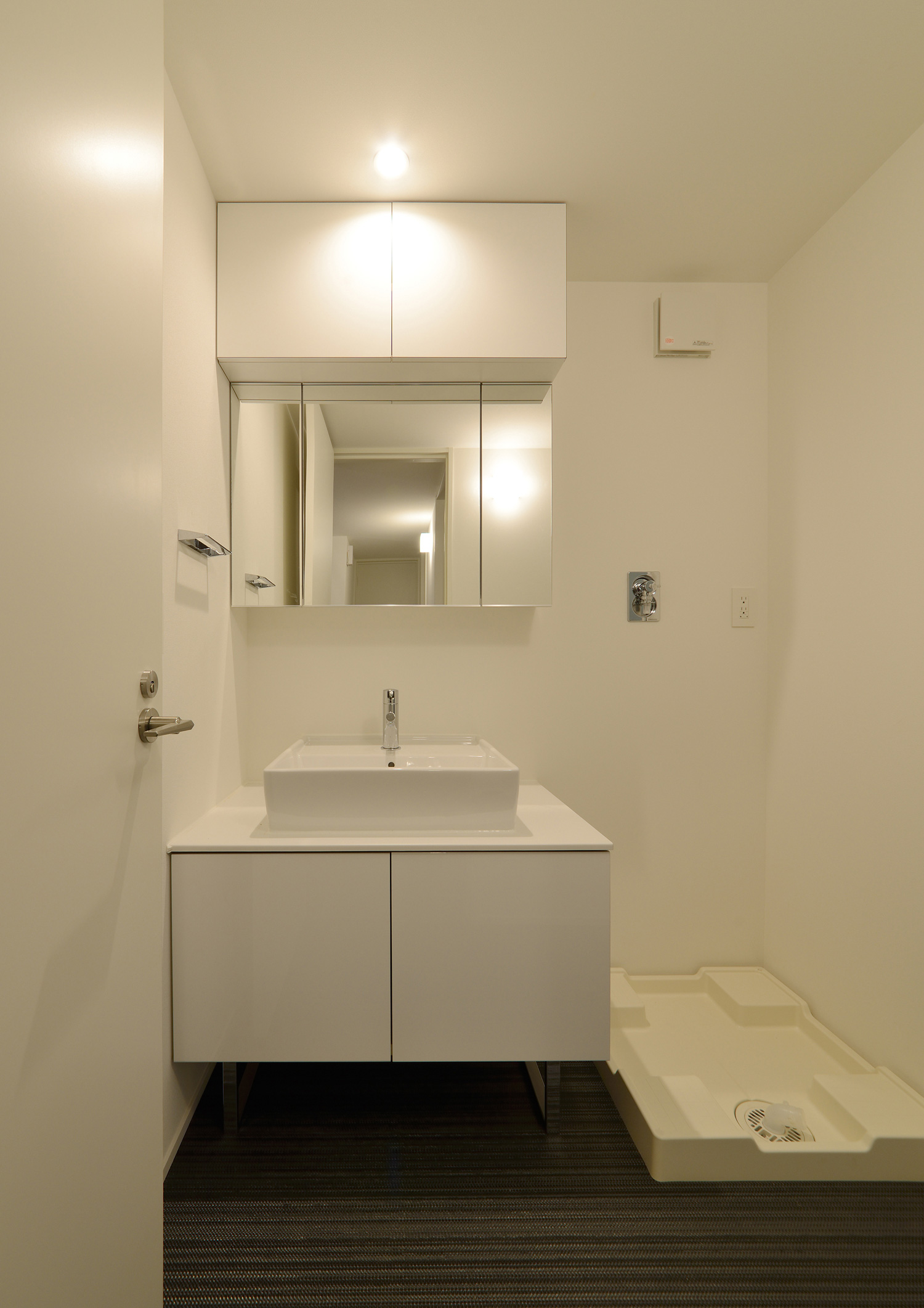 白で統一したコンパクトで清潔感のある洗面所・デザイン住宅 注文住宅・デザイン住宅建築実例_『CASE494 terracotta house』_浴室・洗面所