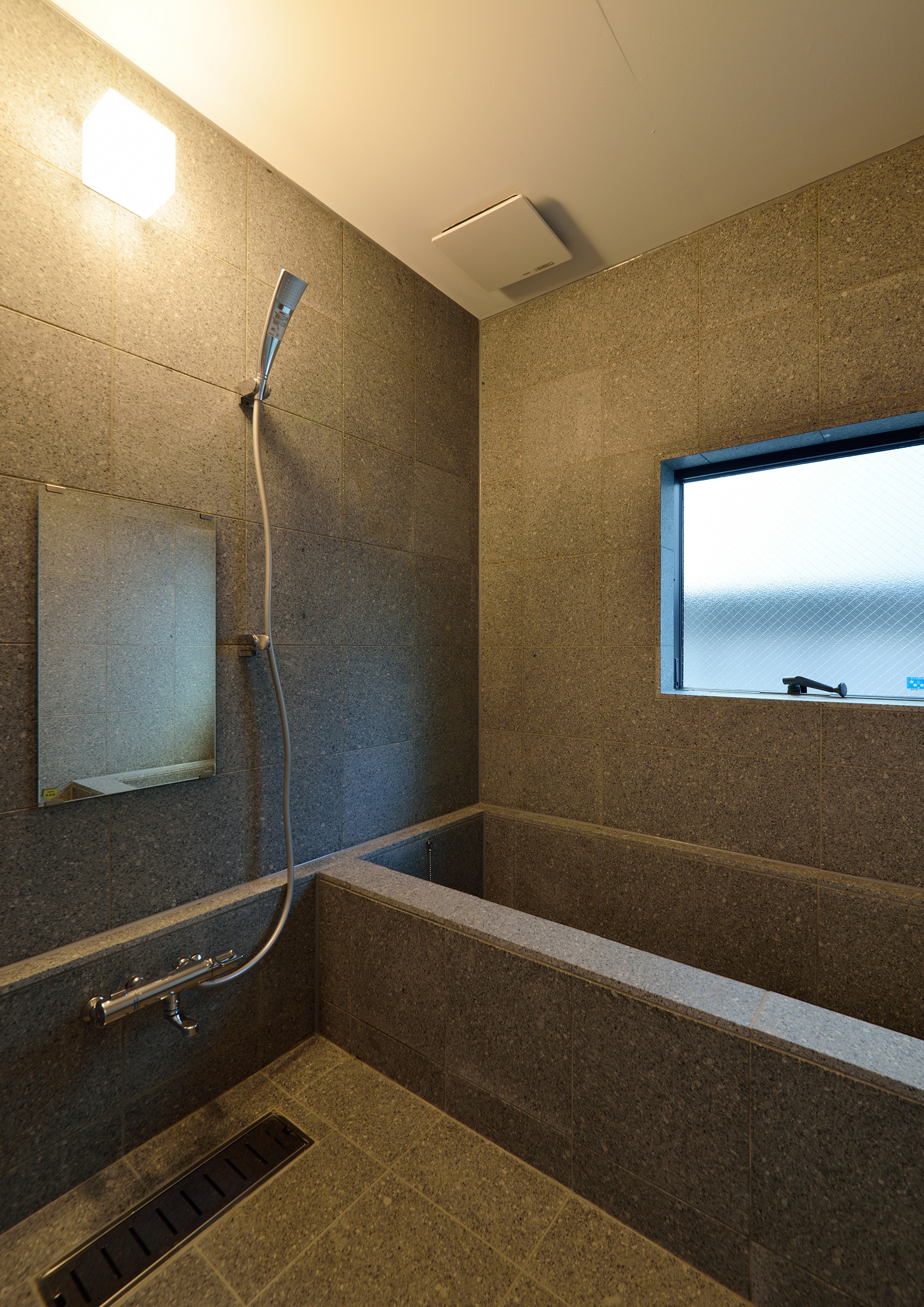 グレーのタイルの高級感がある浴室・デザイン住宅 注文住宅・デザイン住宅建築実例_『CASE494 terracotta house』_浴室・洗面所