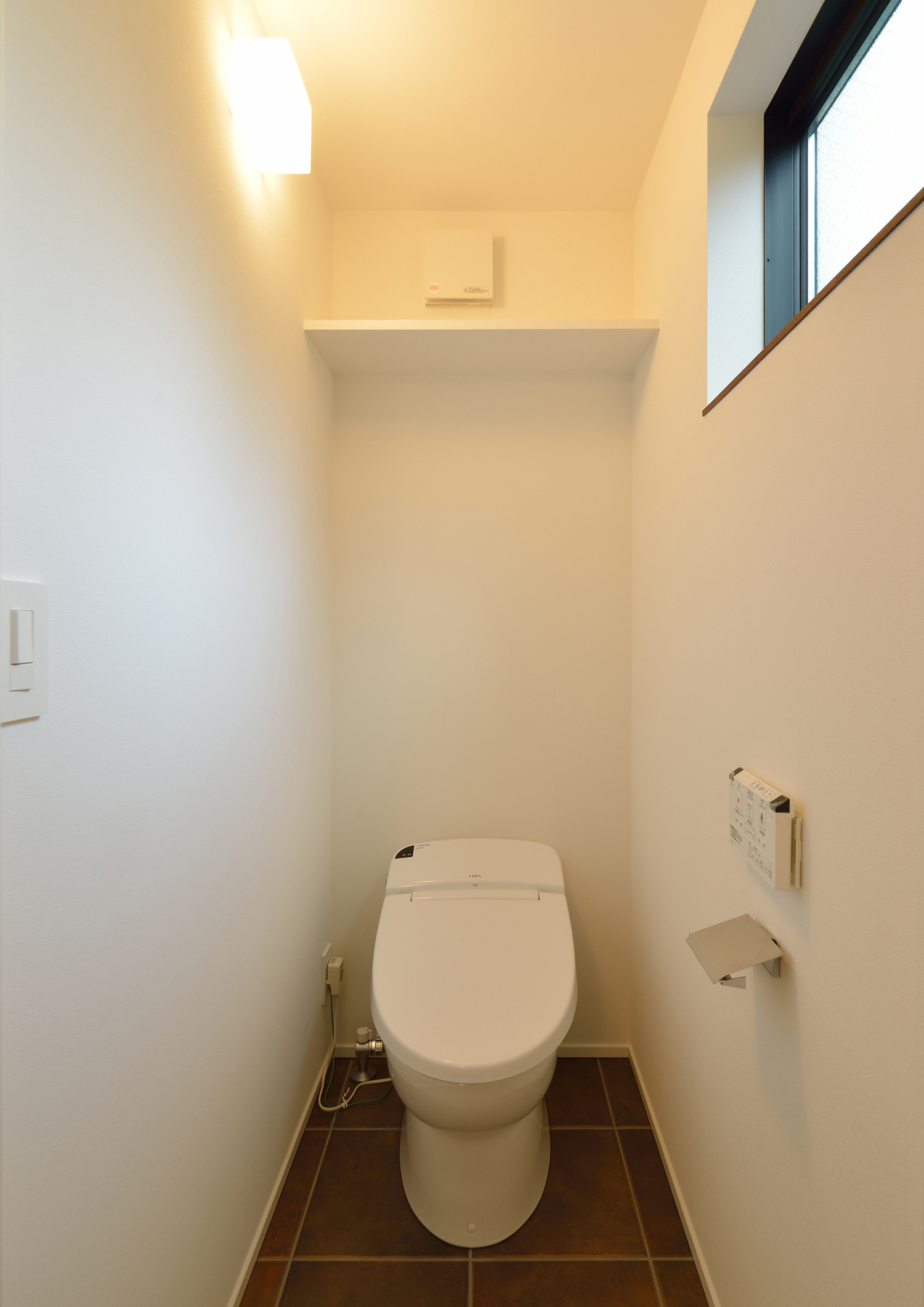 壁に間接照明を取り付けたシンプルなトイレ・デザイン住宅 注文住宅・デザイン住宅建築実例_『CASE494 terracotta house』_トイレ