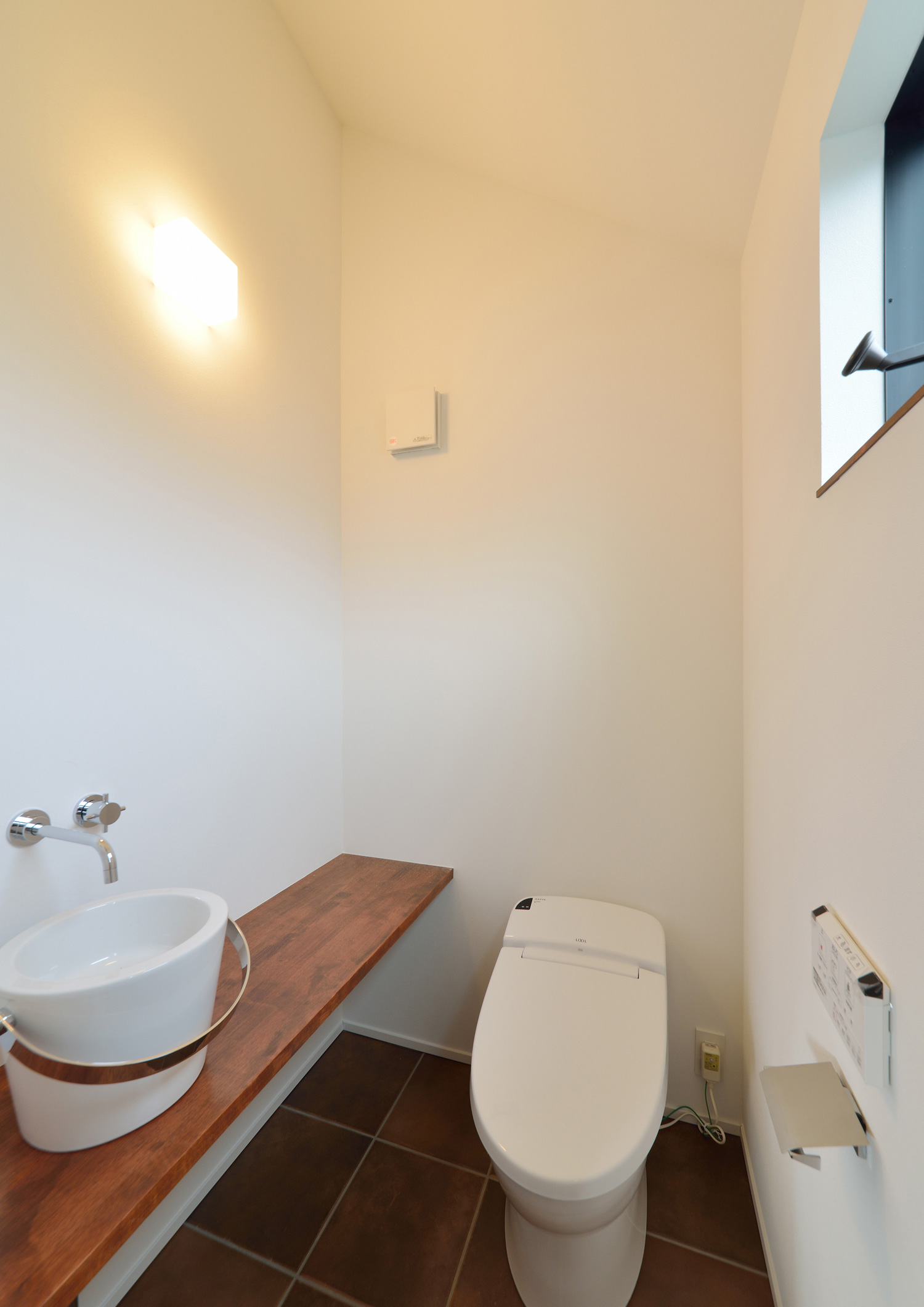 丸い洗面ボウルの手洗いカウンターがあるトイレ・デザイン住宅 注文住宅・デザイン住宅建築実例_『CASE494 terracotta house』_トイレ