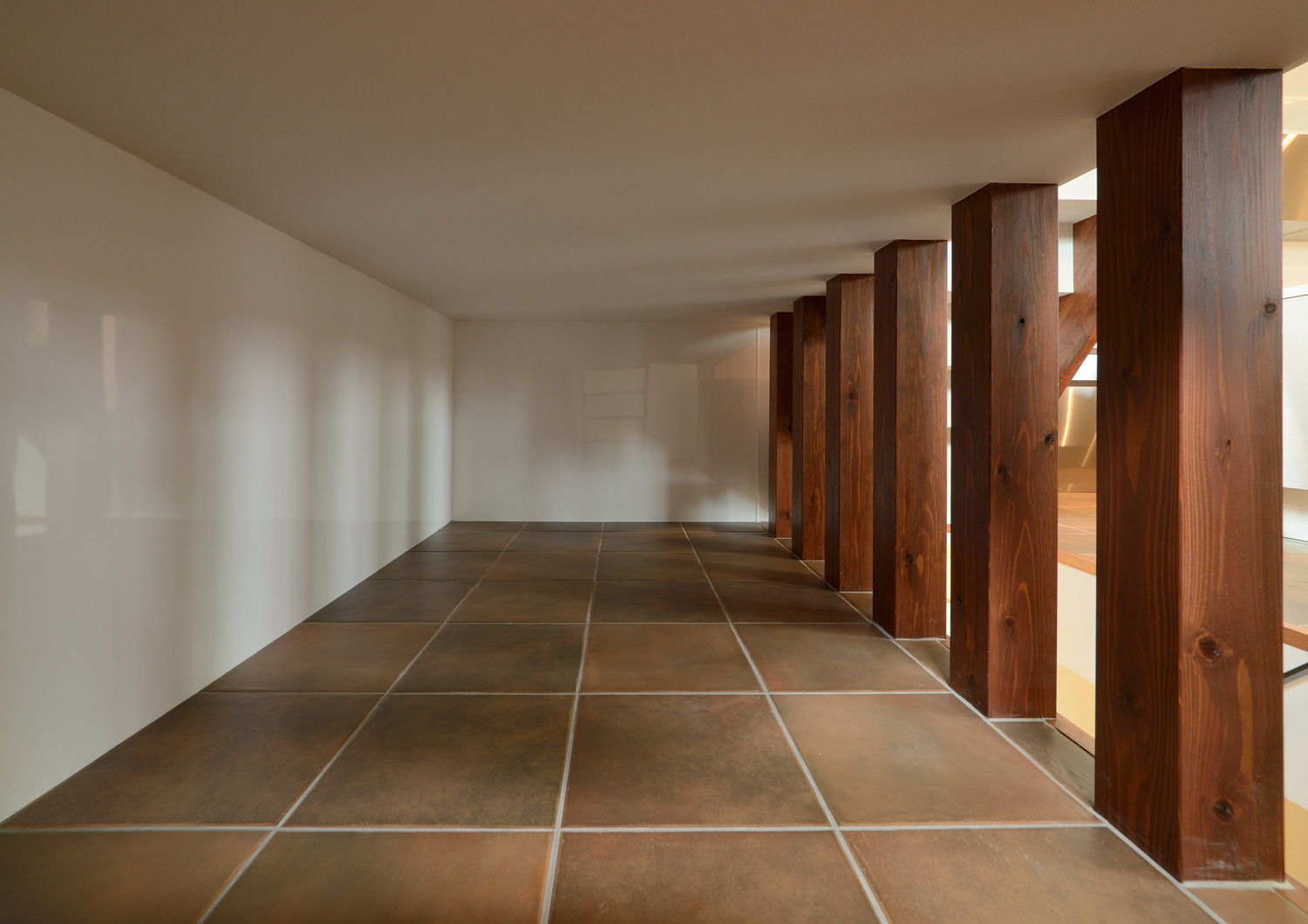 テラコッタタイルの空間に柱がある開放的な空間・デザイン住宅 注文住宅・デザイン住宅建築実例_『CASE494 terracotta house』_フリースペース