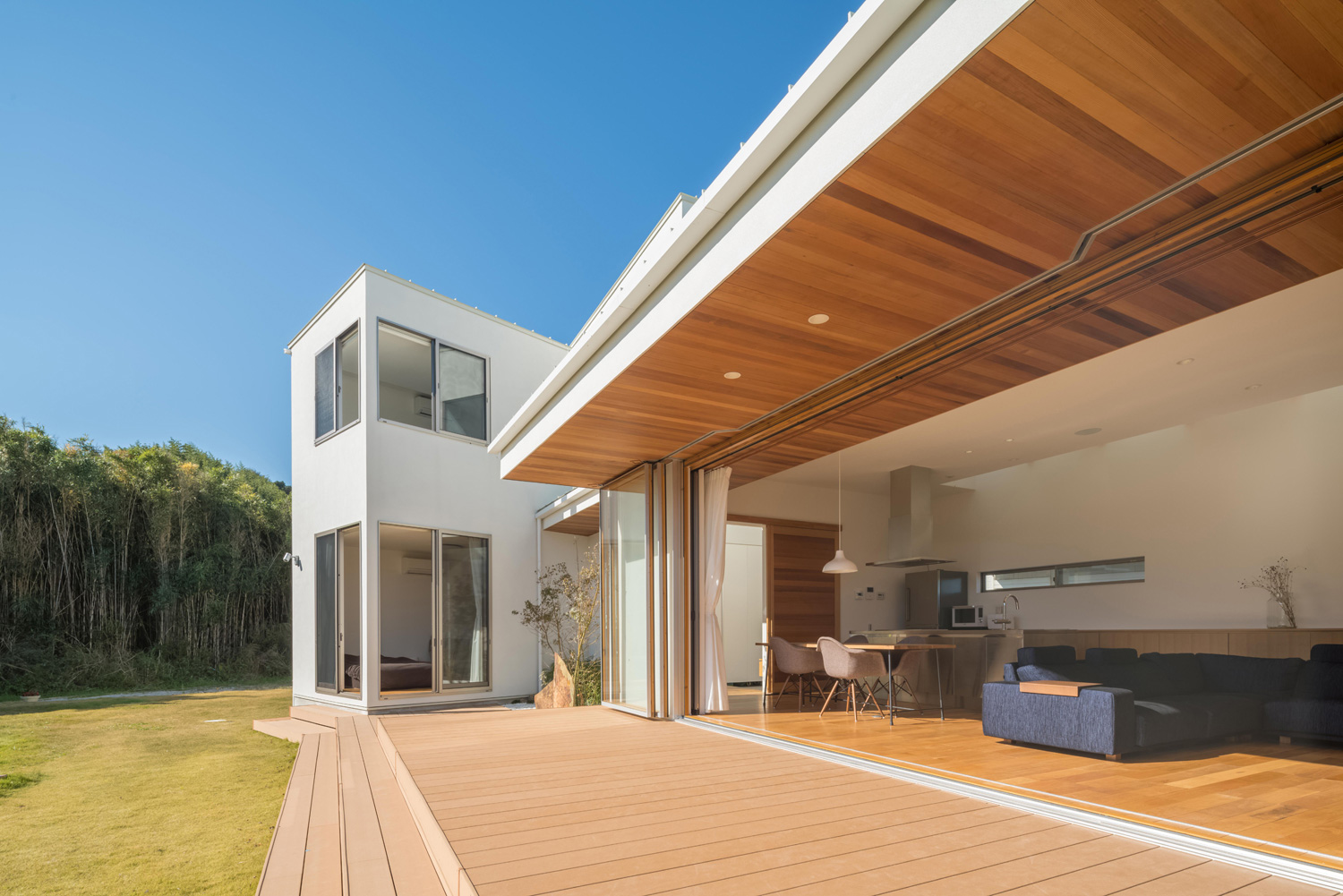 ウッドデッキのテラスと大きな窓で繋がる開放的なデザイン・デザイン住宅 注文住宅・デザイン住宅建築実例_『CASE495 舞台の家』_LDK