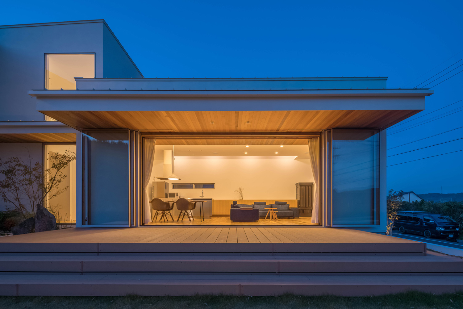 ウッドデッキのテラスからLDKを見た様子・デザイン住宅 注文住宅・デザイン住宅建築実例_『CASE495 舞台の家』_LDK