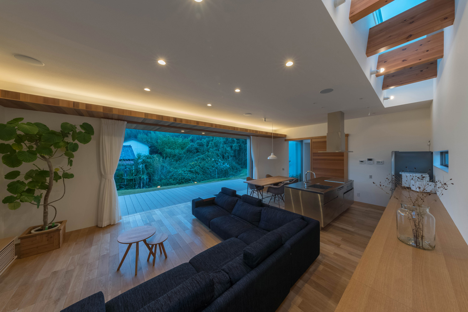 窓際に間接照明を取り付けたテラスの見えるLDK・デザイン住宅 注文住宅・デザイン住宅建築実例_『CASE495 舞台の家』_LDK