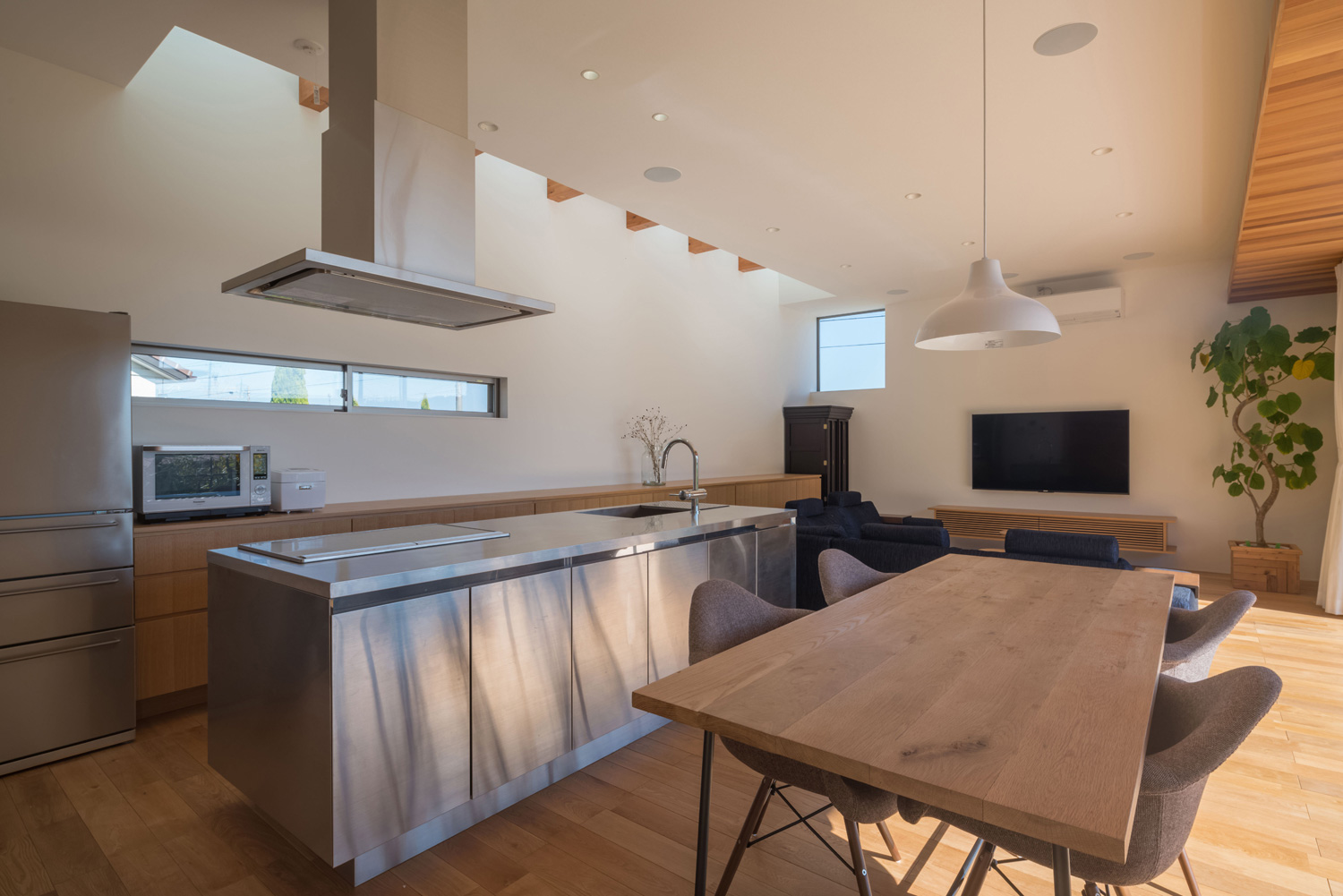 ステンレスのアイランドキッチンがあるおしゃれなLDK・デザイン住宅 注文住宅・デザイン住宅建築実例_『CASE495 舞台の家』_キッチン