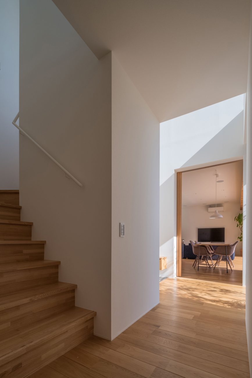 フローリングと繋がる木製の箱型階段・デザイン住宅 注文住宅・デザイン住宅建築実例_『CASE495 舞台の家』_階段