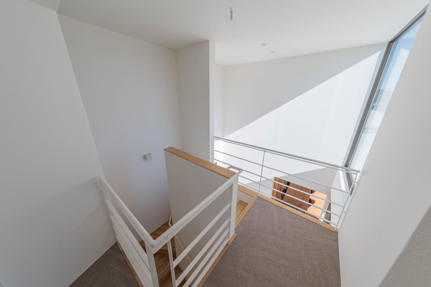 窓から光が入る吹き抜けの階段部分・デザイン住宅 注文住宅・デザイン住宅建築実例_『CASE495 舞台の家』_階段