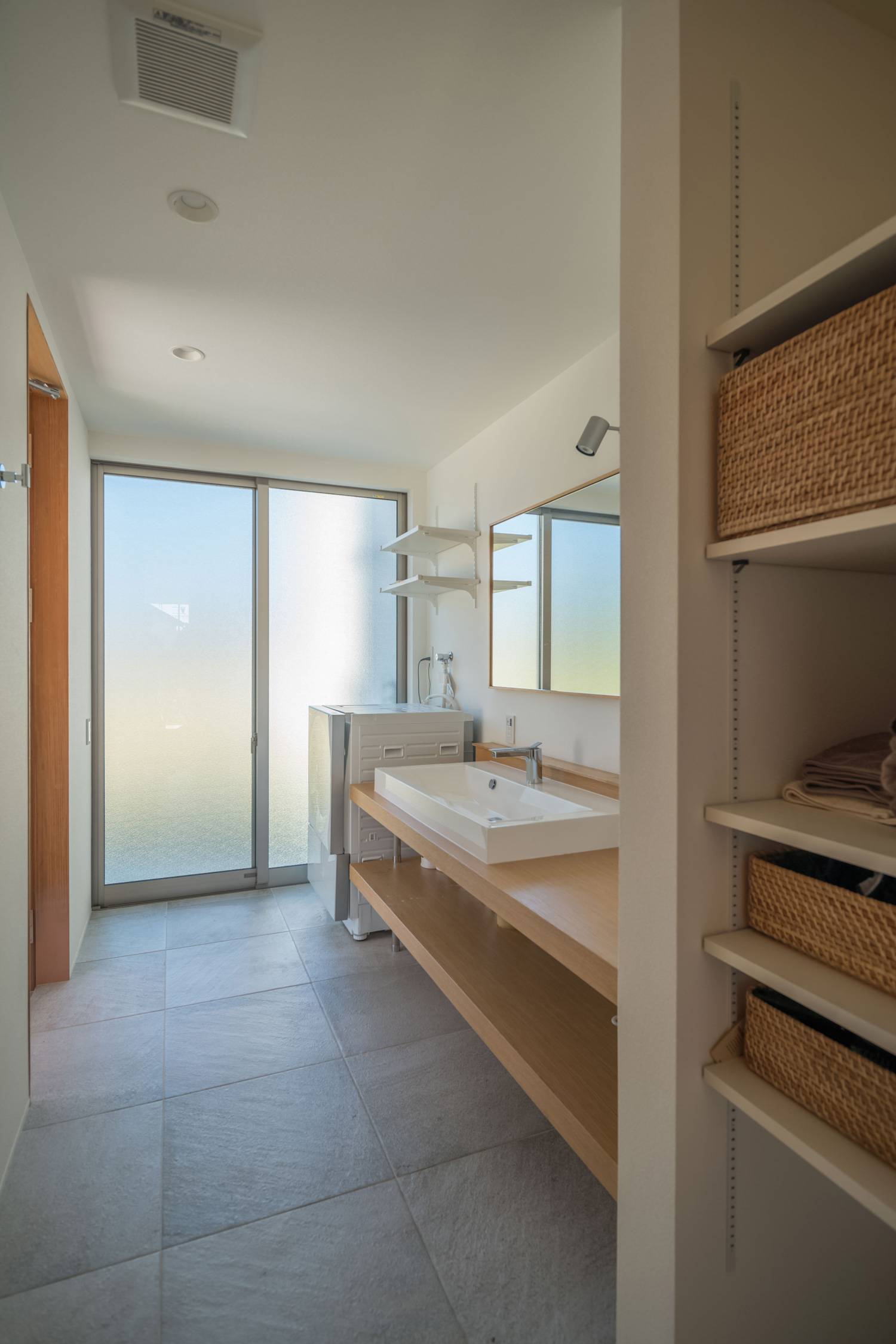 木の洗面台があるタイル床のおしゃれな洗面所・デザイン住宅 注文住宅・デザイン住宅建築実例_『CASE495 舞台の家』_浴室・洗面所