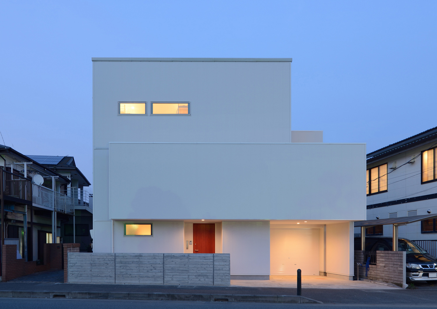 インナーガレージがある白いキューブ状の外観の住まい・デザイン住宅 注文住宅・デザイン住宅建築実例_『CASE498 シロイイエ』_外観