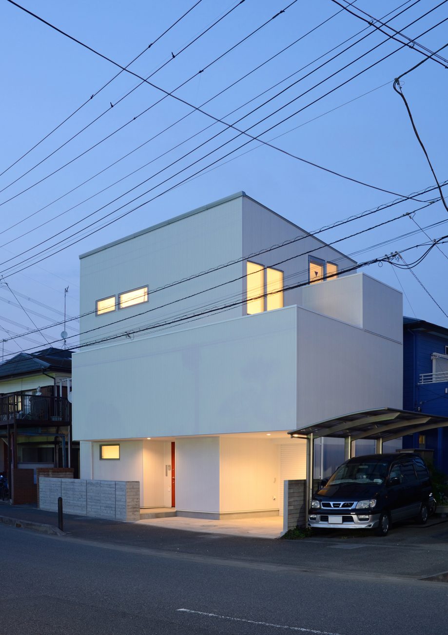 白い外壁でバルコニーのある住まい・デザイン住宅 注文住宅・デザイン住宅建築実例_『CASE498 シロイイエ』_外観