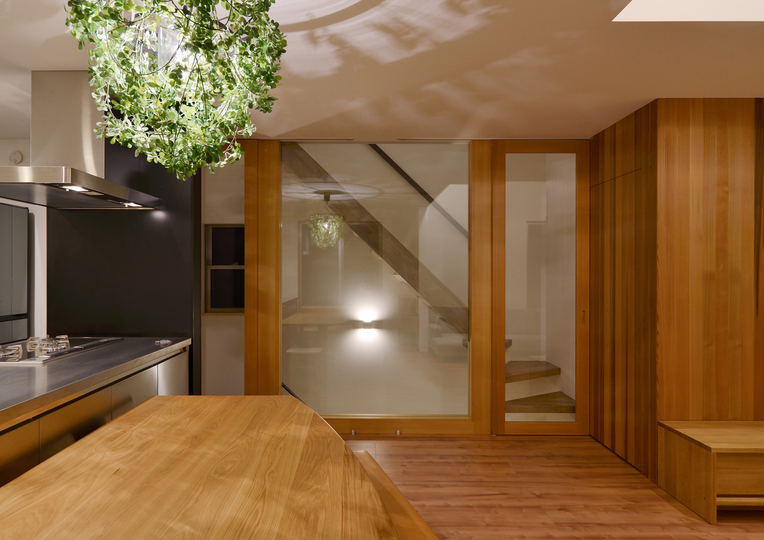 木のインテリアや観葉植物があるナチュラルでおしゃれなLDK・デザイン住宅 注文住宅・デザイン住宅建築実例_『CASE498 シロイイエ』_LDK