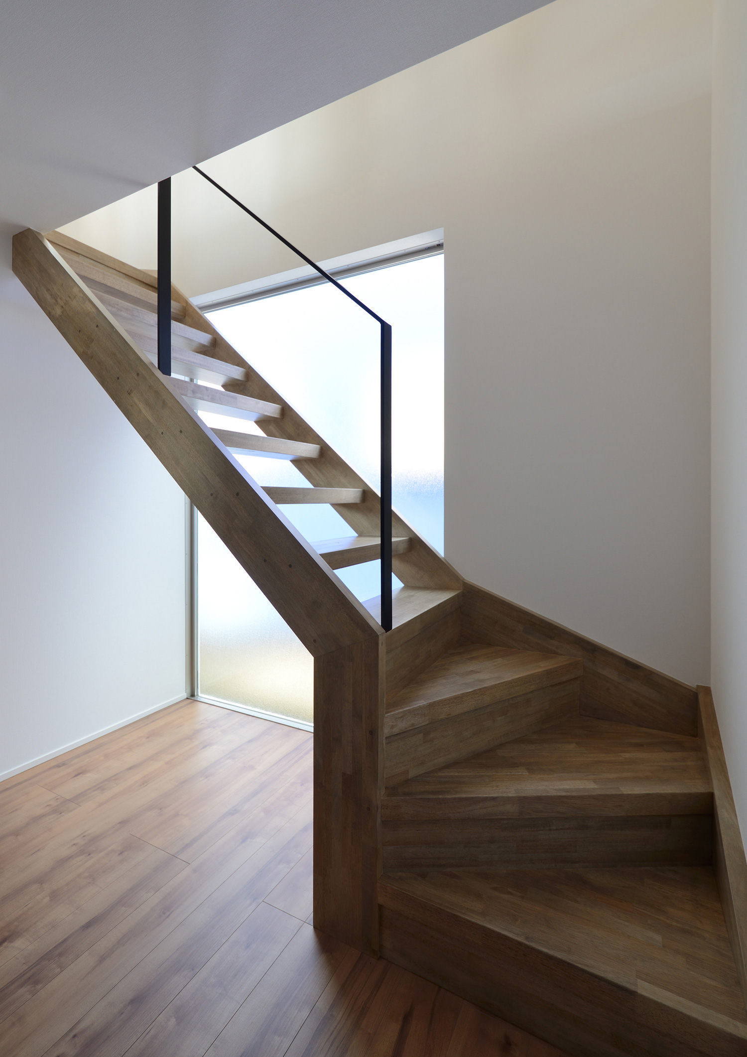 窓から光が入る廊下にある木のスケルトン階段・デザイン住宅 注文住宅・デザイン住宅建築実例_『CASE498 シロイイエ』_階段