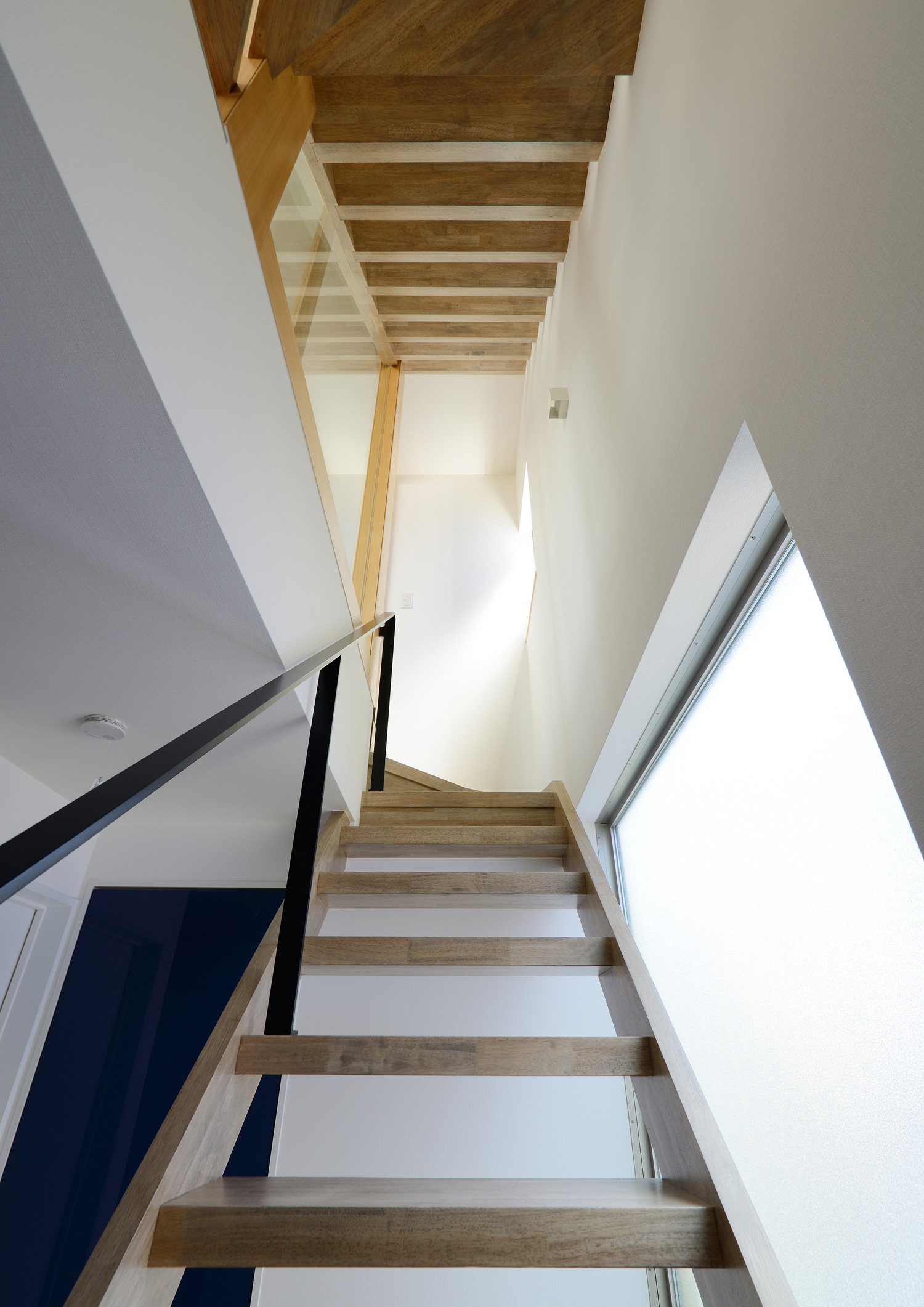 窓際にある木製のスケルトン階段・デザイン住宅 注文住宅・デザイン住宅建築実例_『CASE498 シロイイエ』_階段