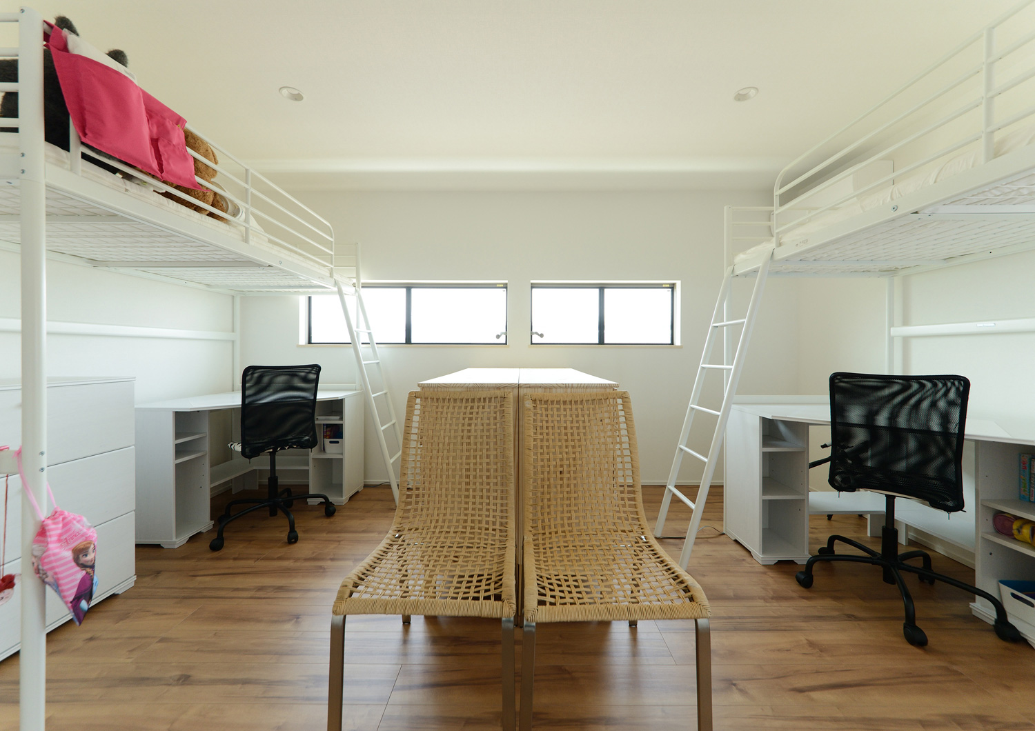 ベッドの下に勉強机を置いた左右対称の子供部屋・デザイン住宅 注文住宅・デザイン住宅建築実例_『CASE498 シロイイエ』_子供部屋