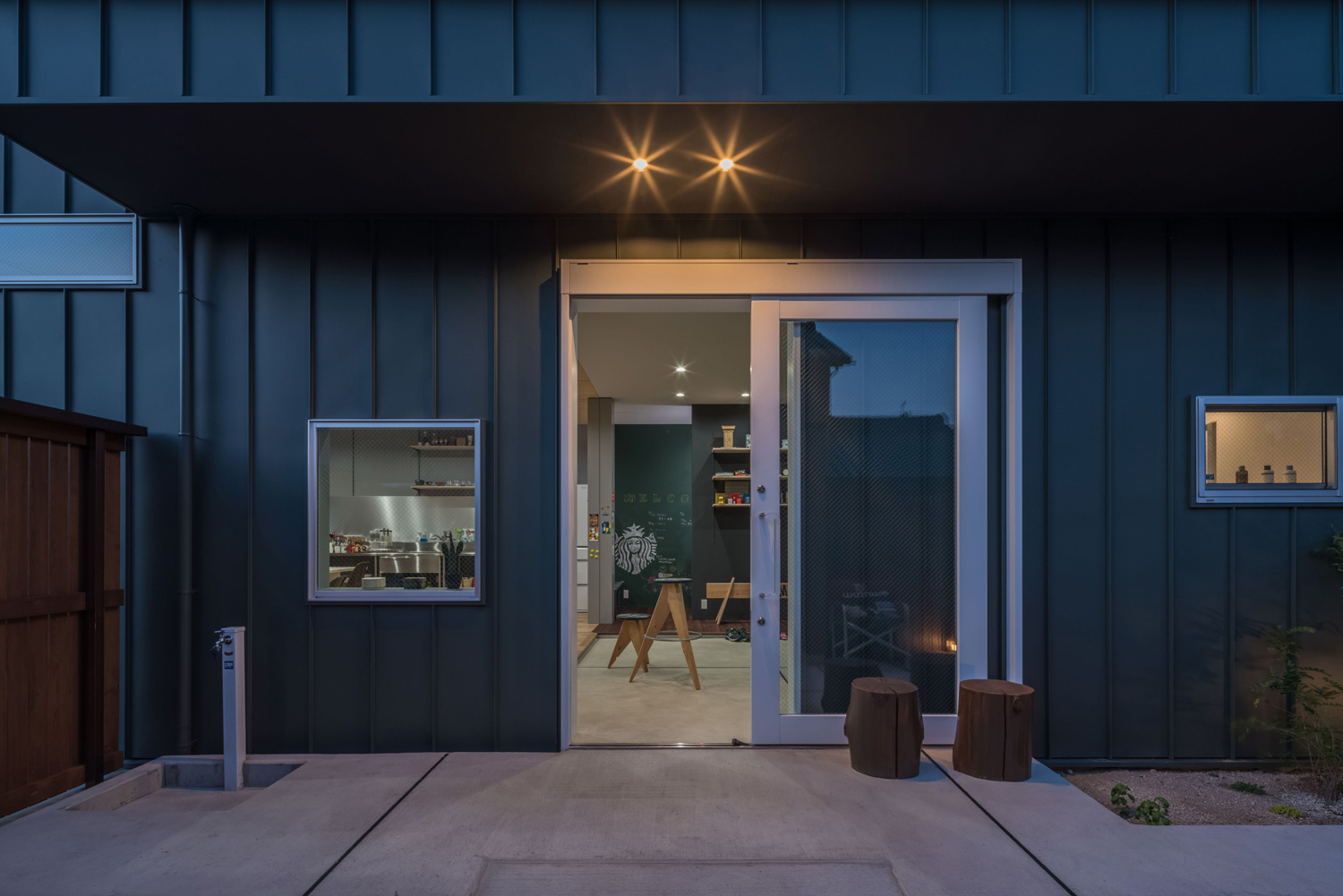 軒天井に照明を取り付けたカフェ風の外観・デザイン住宅 注文住宅・デザイン住宅建築実例_『CASE500 Color of house』_外観