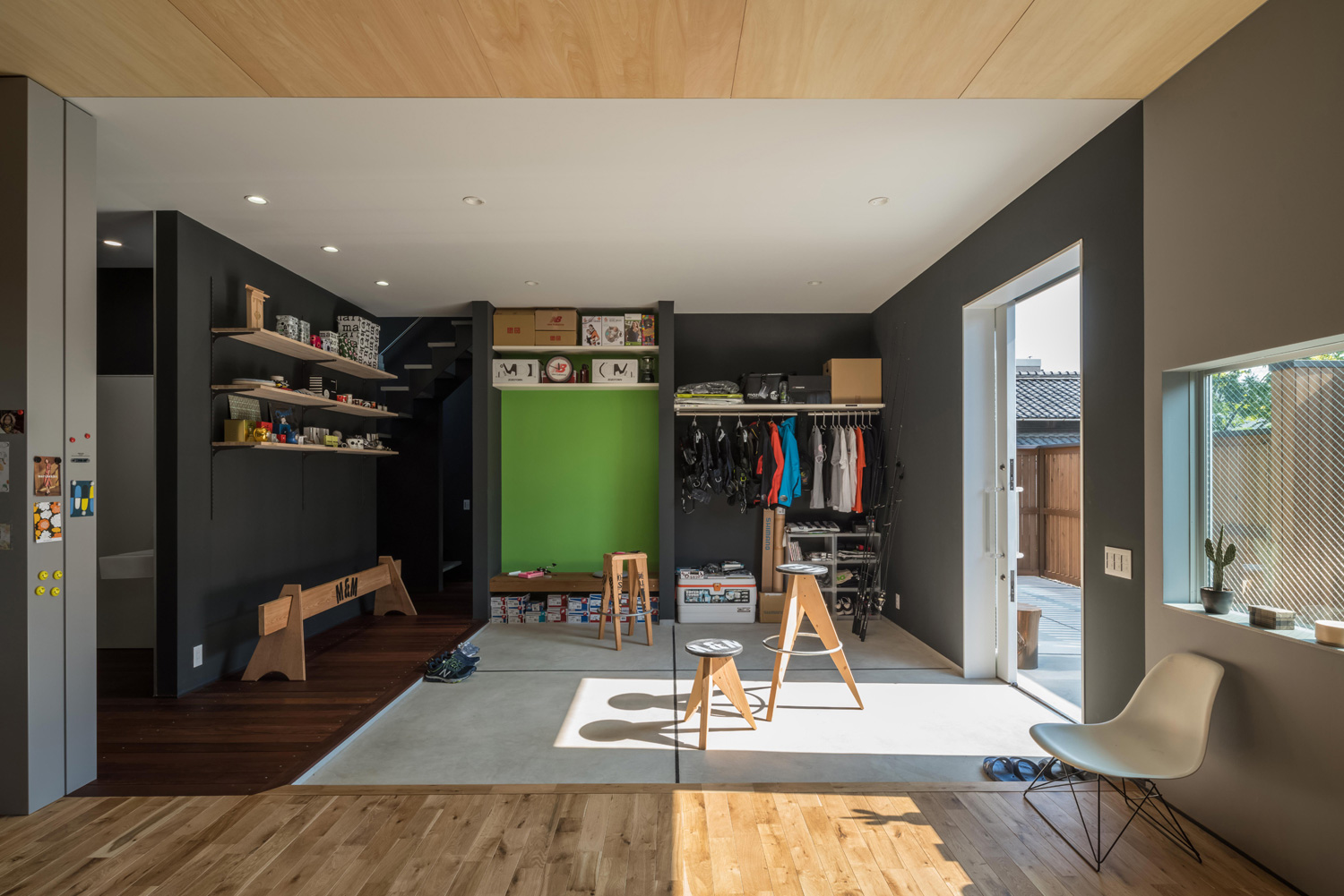 椅子や収納スペースがある開放的な土間玄関・デザイン住宅 注文住宅・デザイン住宅建築実例_『CASE500 Color of house』_LDK