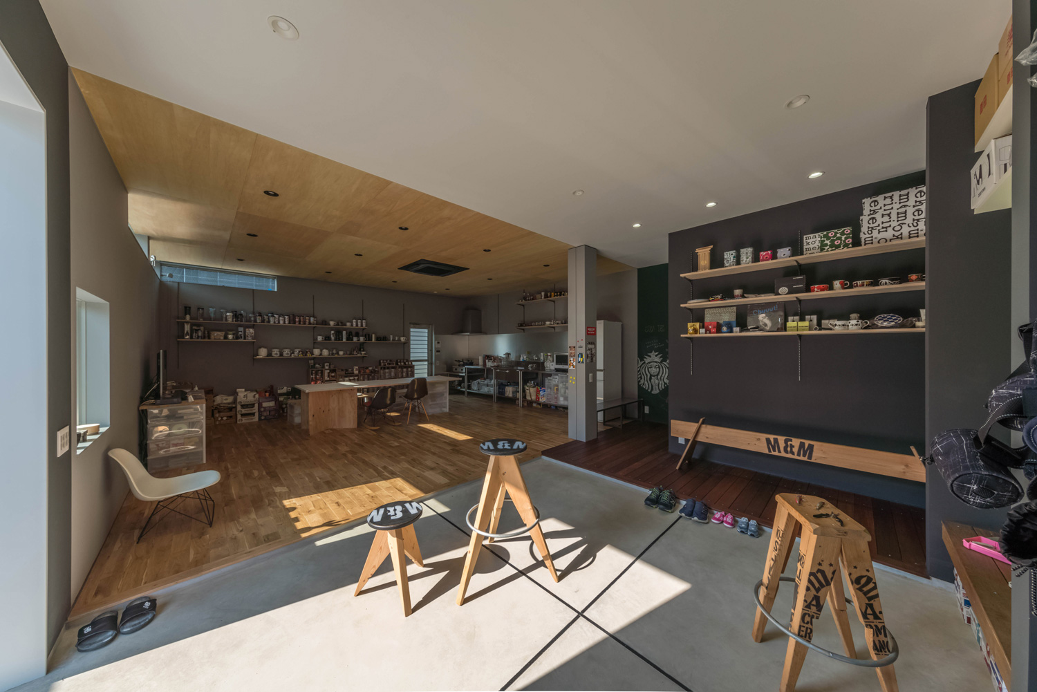 LDKと繋がる明るく開放的な土間玄関・デザイン住宅 注文住宅・デザイン住宅建築実例_『CASE500 Color of house』_LDK