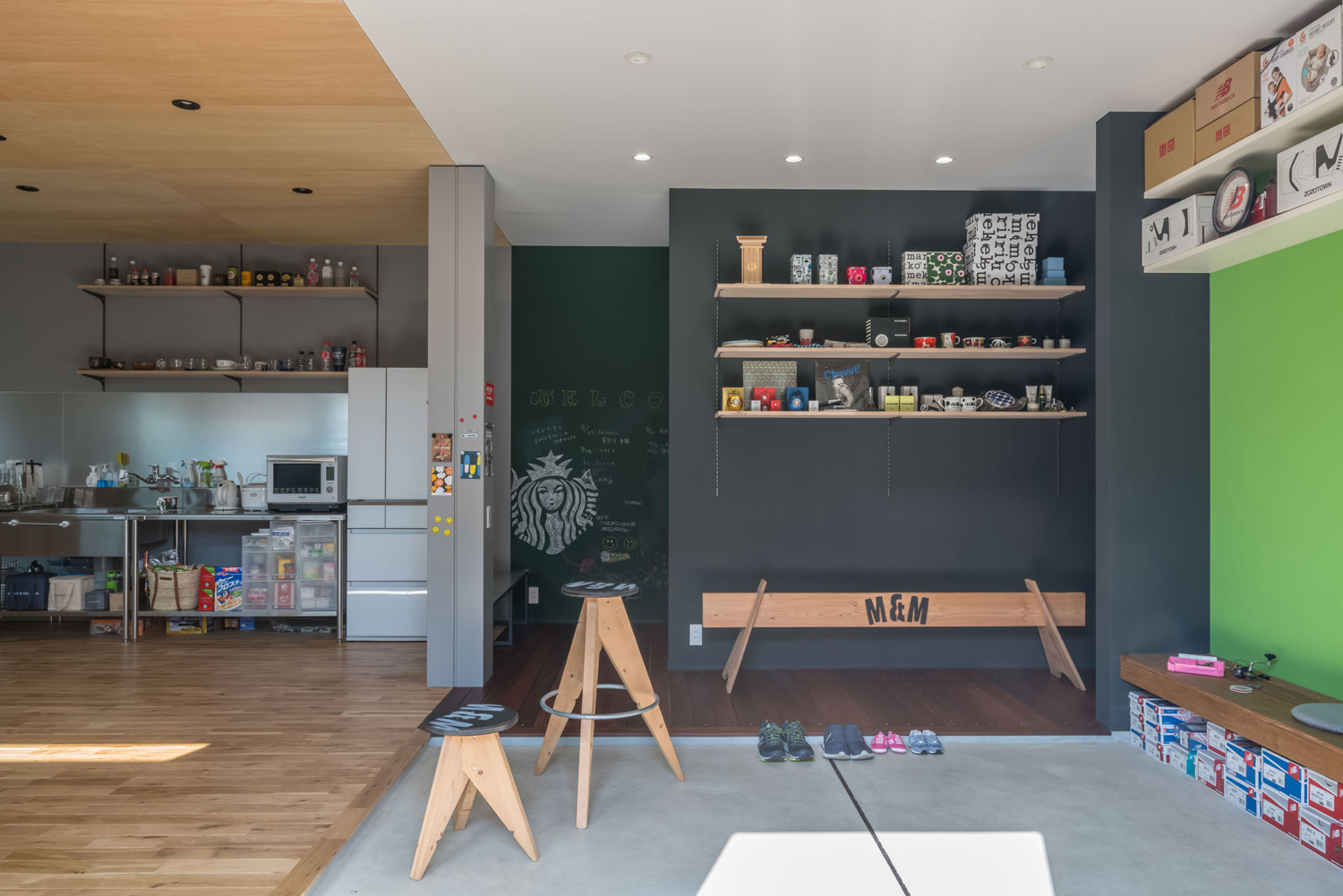 アクセントクロスに可動棚を取り付けたおしゃれな土間玄関・デザイン住宅 注文住宅・デザイン住宅建築実例_『CASE500 Color of house』_LDK